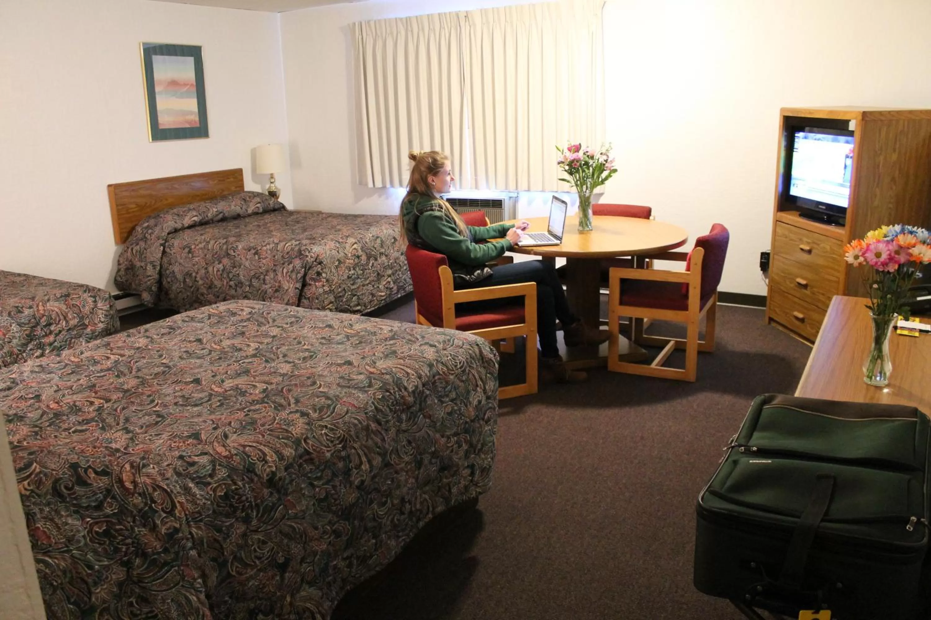 People, Bed in Budget Host Crestview Inn