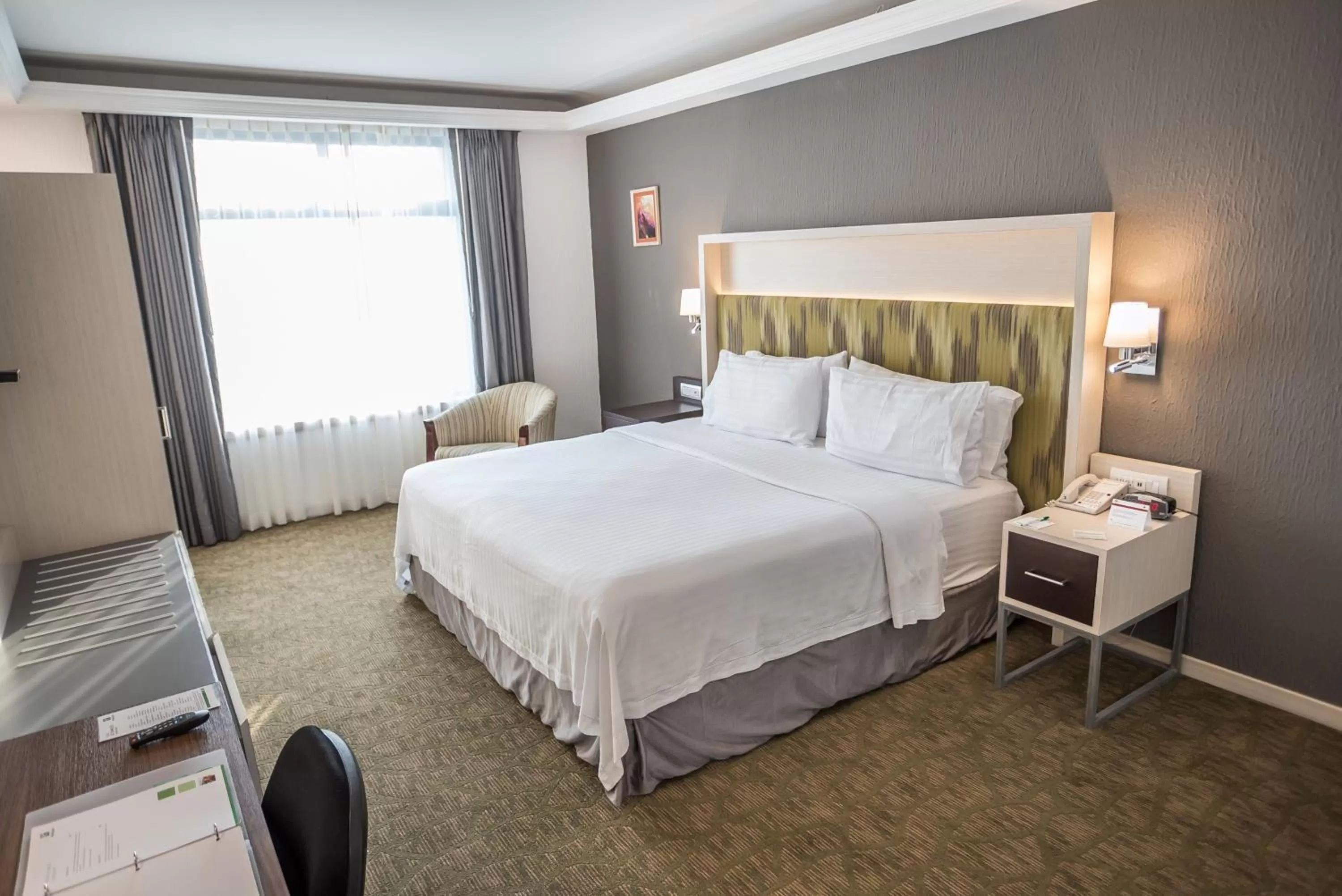 Photo of the whole room, Bed in Holiday Inn Queretaro Zona Diamante by IHG