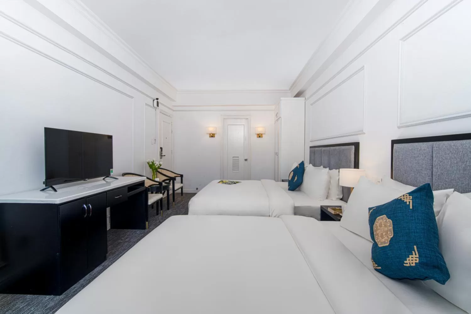 Family Suite 2 King Beds with Window in Cozy Midnight Hotel