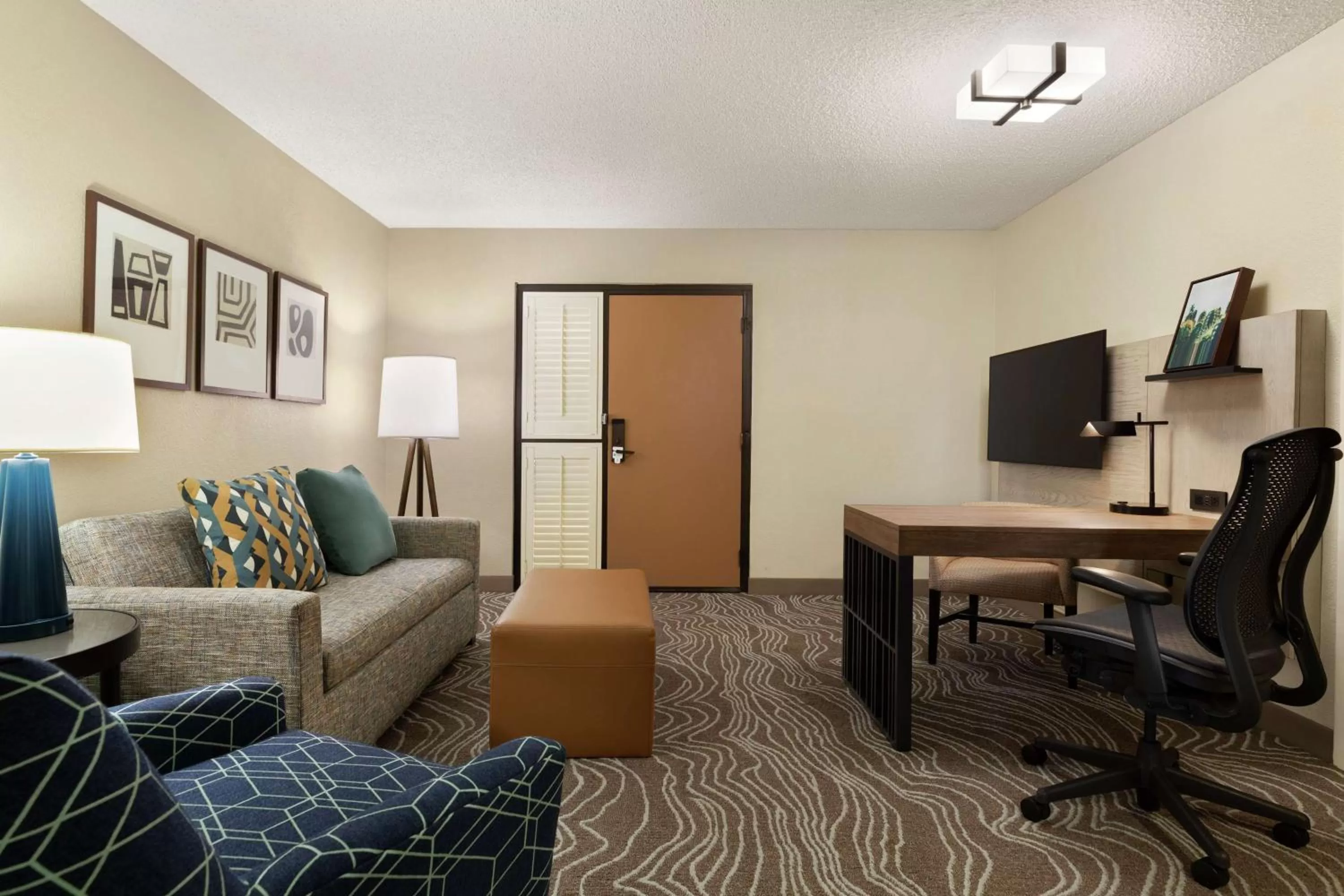 Living room in Embassy Suites by Hilton Phoenix Tempe