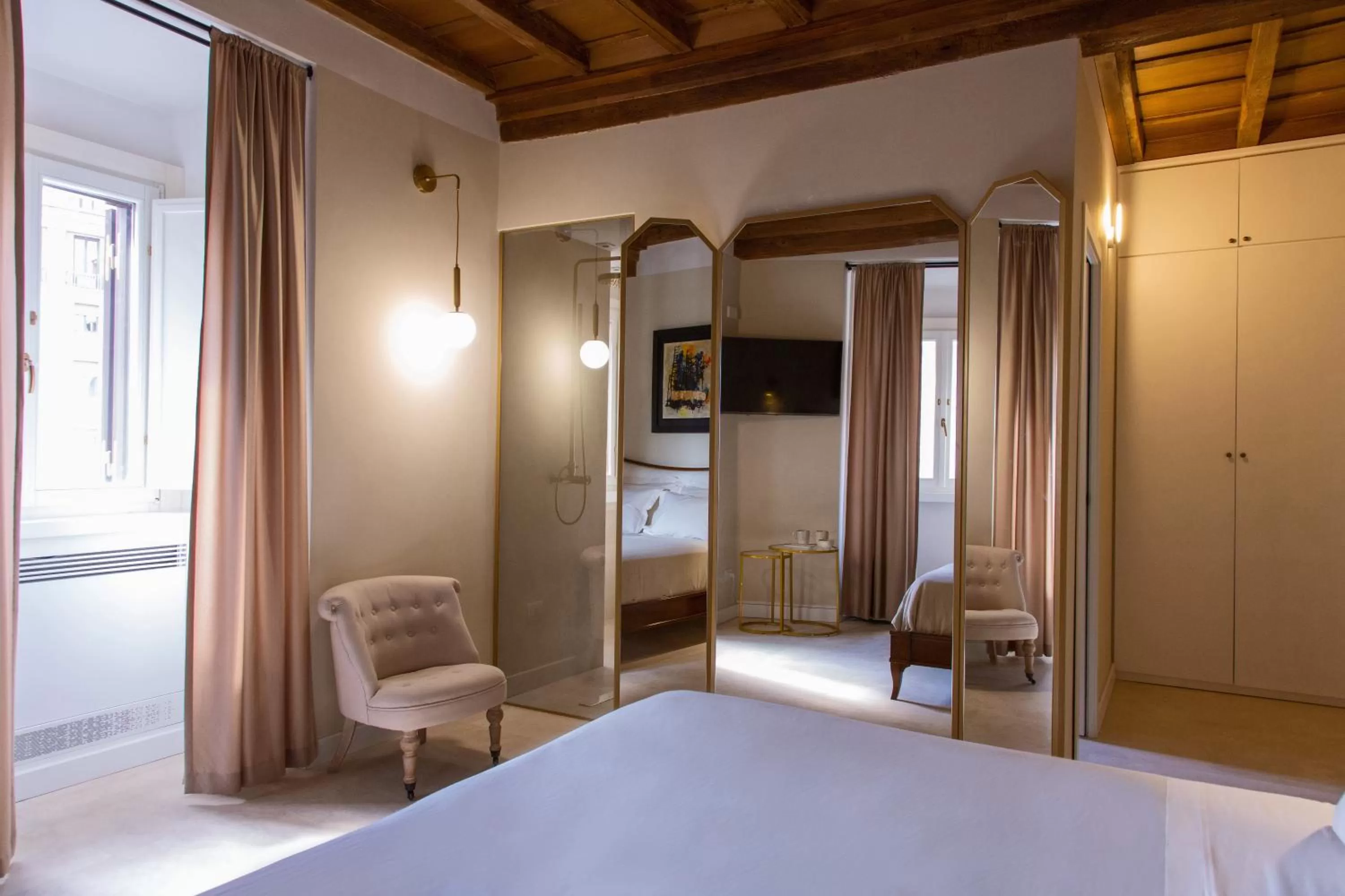 Photo of the whole room, Bed in Repetita Juvant