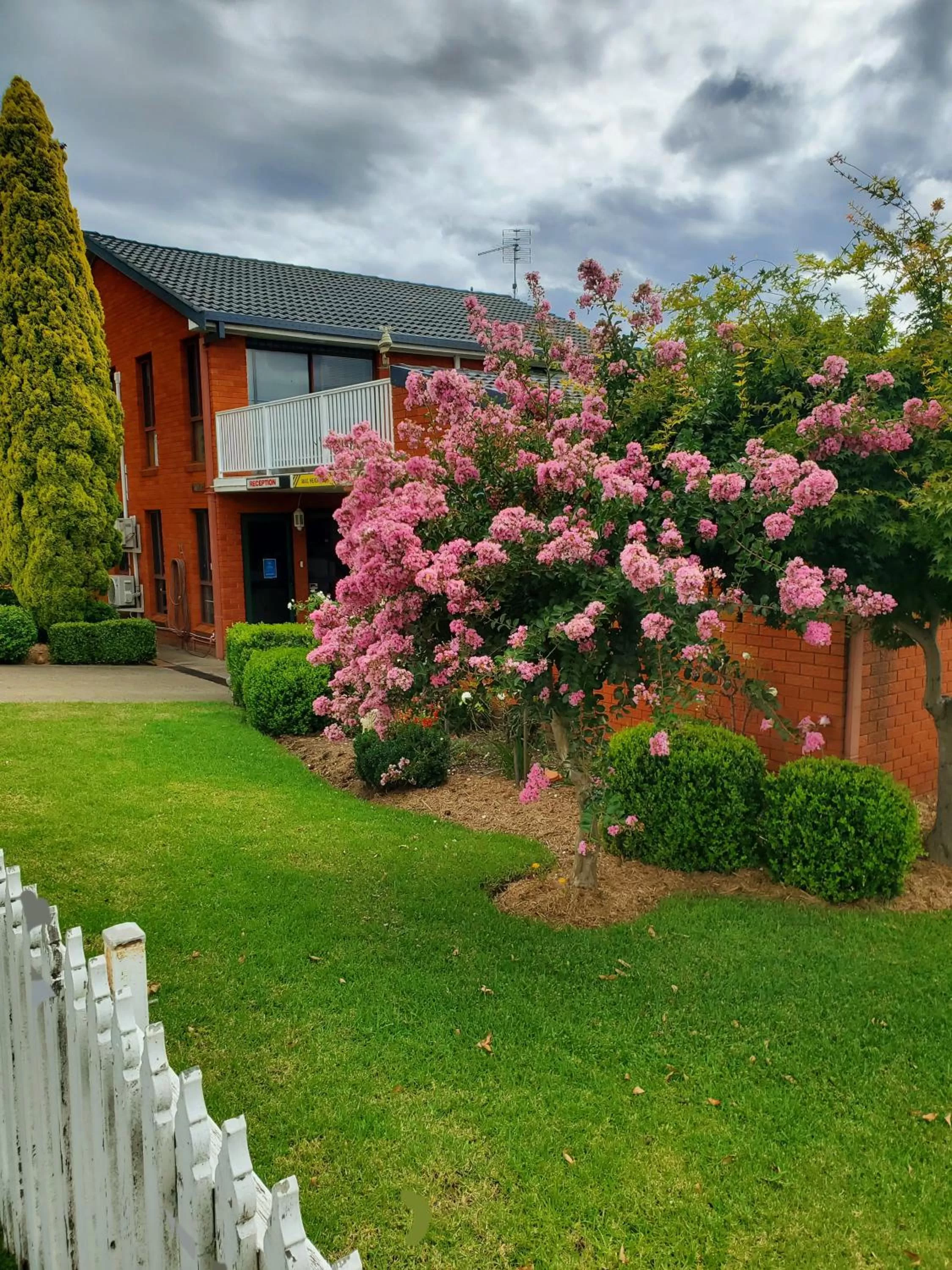 Property building in Roydons Motor Inn