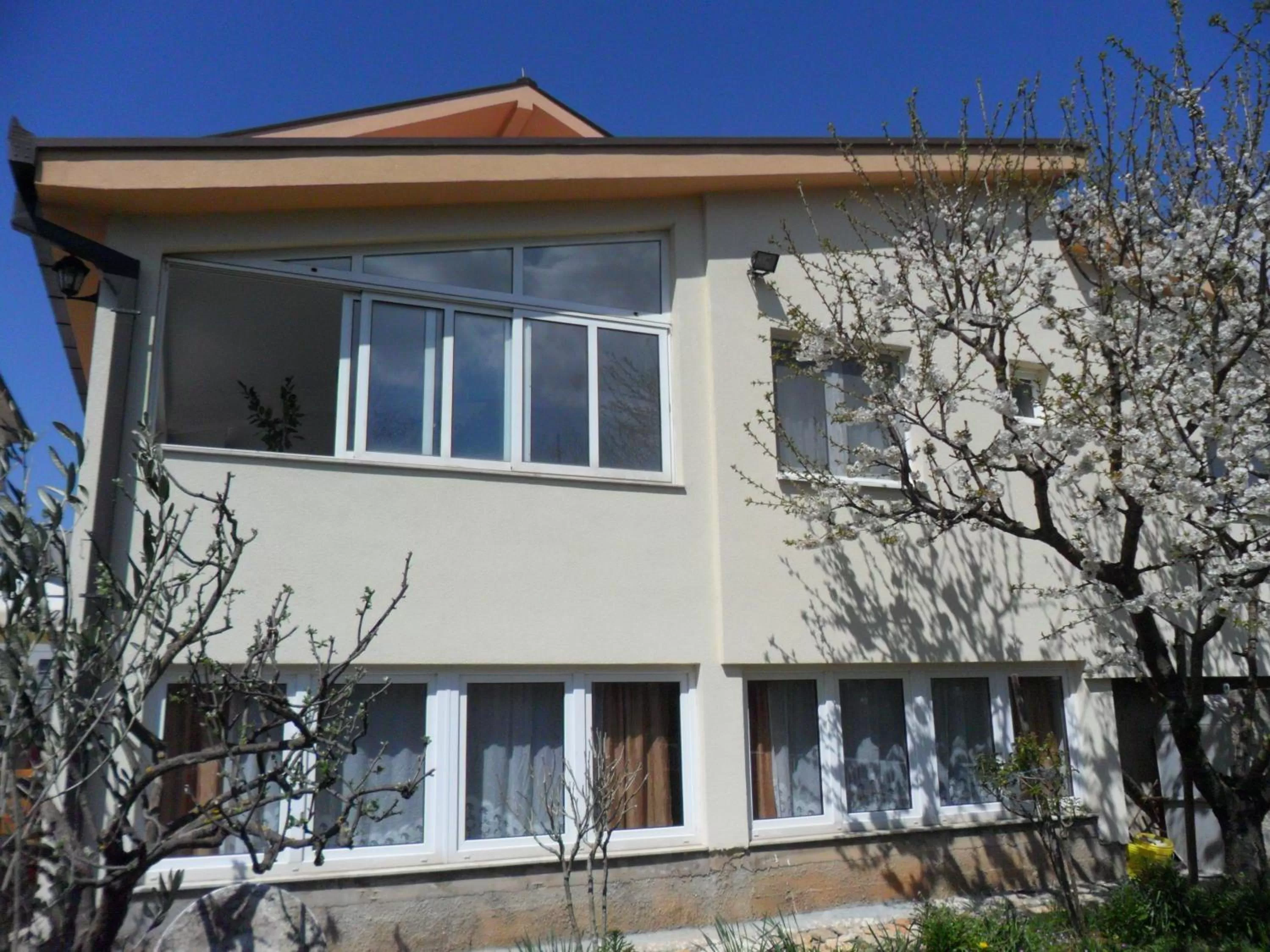 Neighbourhood, Property Building in Rooms MBM