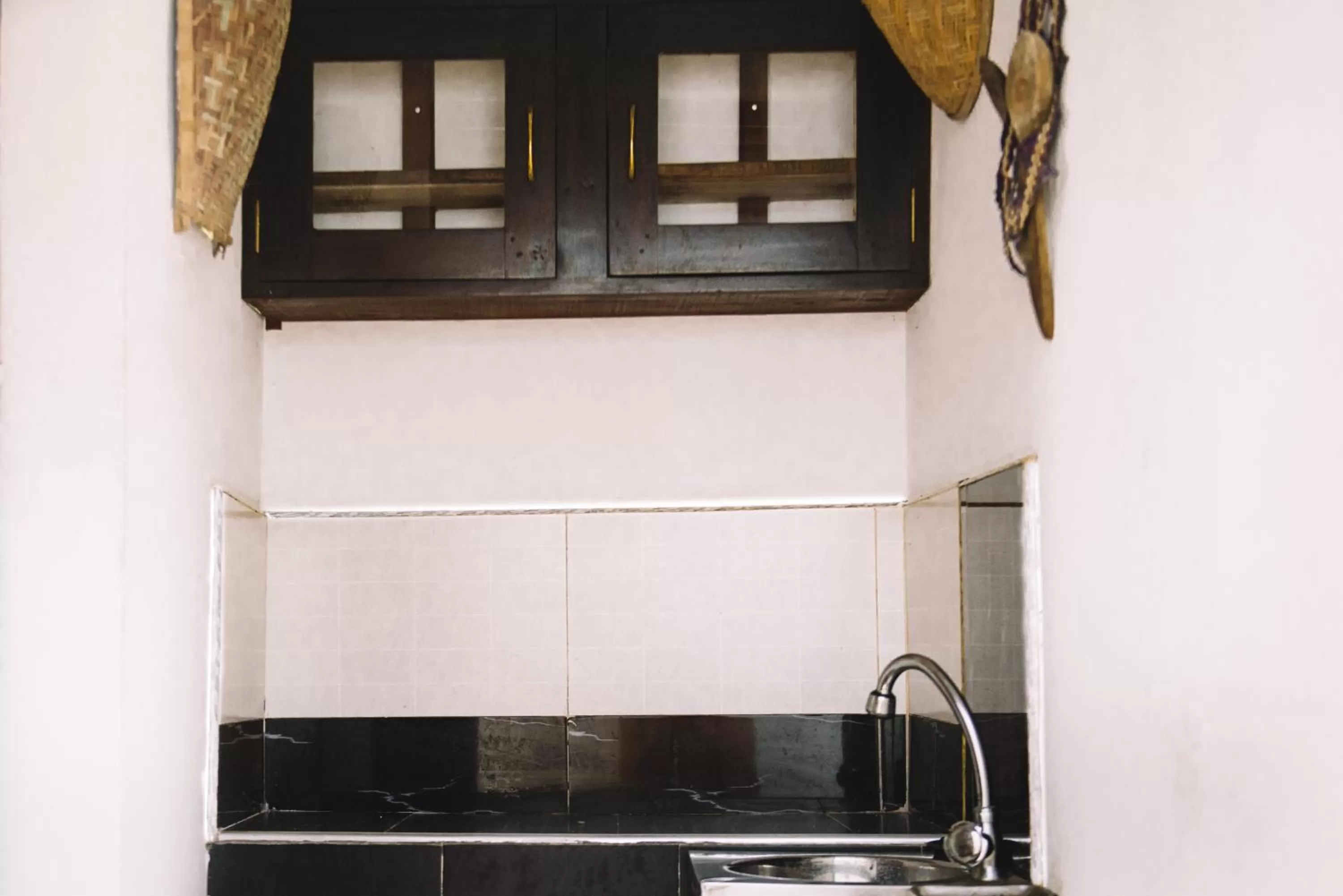 Kitchen or kitchenette, Kitchen/Kitchenette in Kadolana Guest House