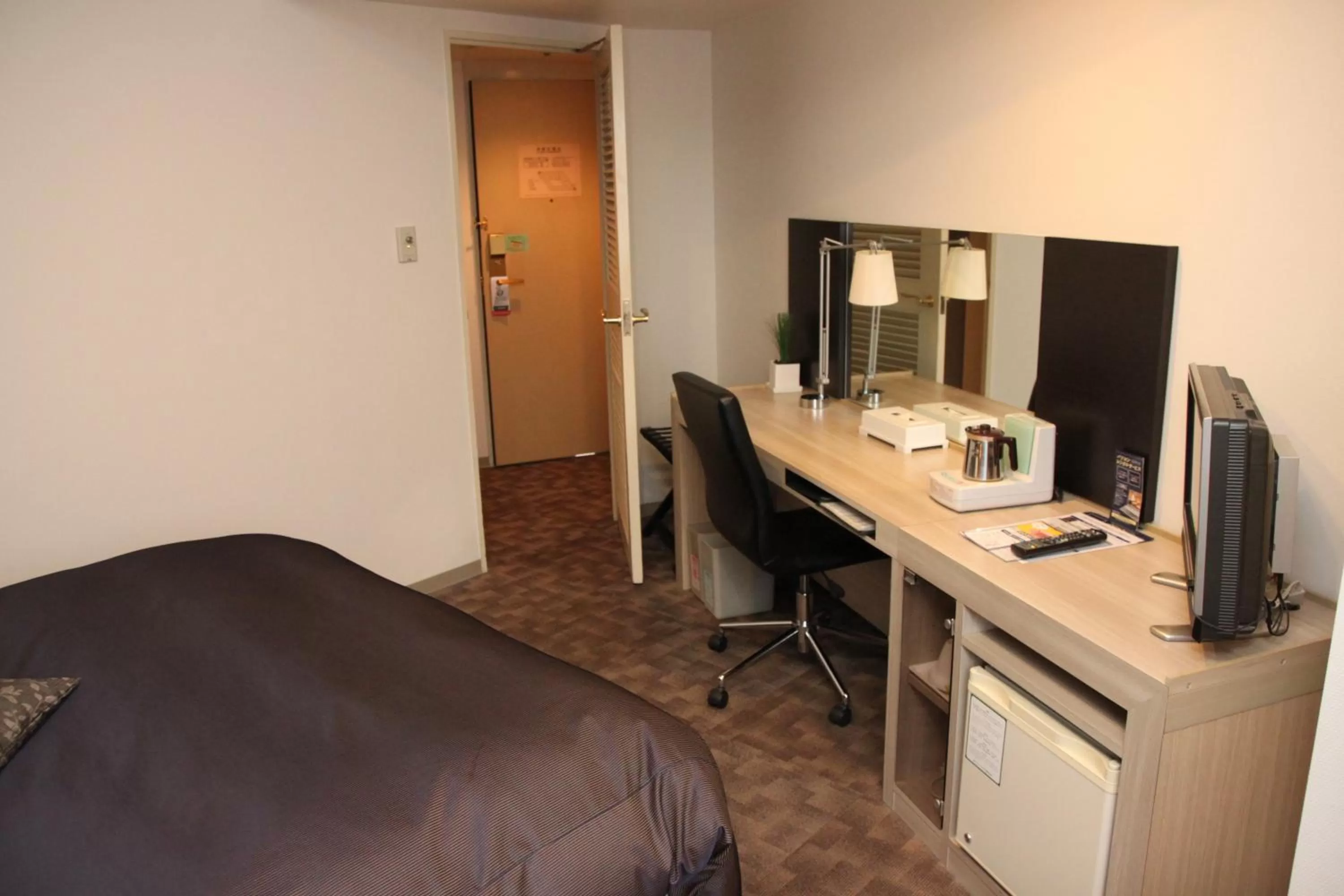 Photo of the whole room, Bed in Shin Osaka Washington Hotel Plaza