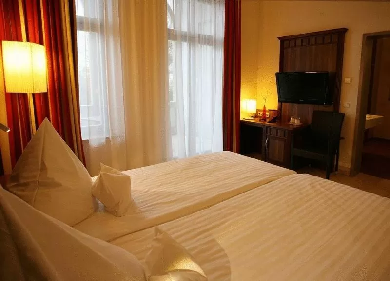 Bedroom, Bed in Waldhotel