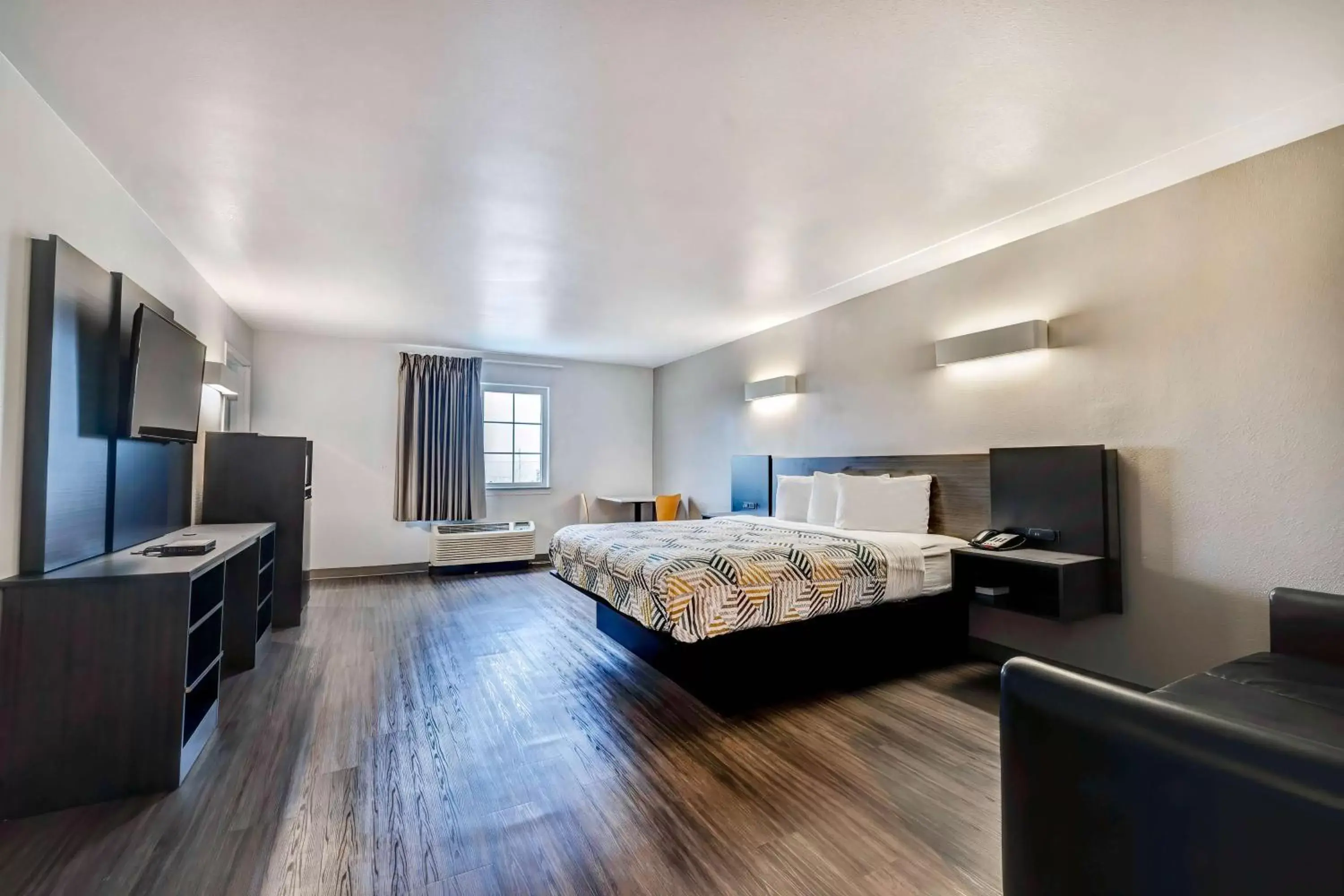 Deluxe King Suite - Non-Smoking in Motel 6-Mesquite, TX - Balch Springs Deluxe King Suite - Non-Smoking in Motel 6-Mesquite, TX - Balch Springs