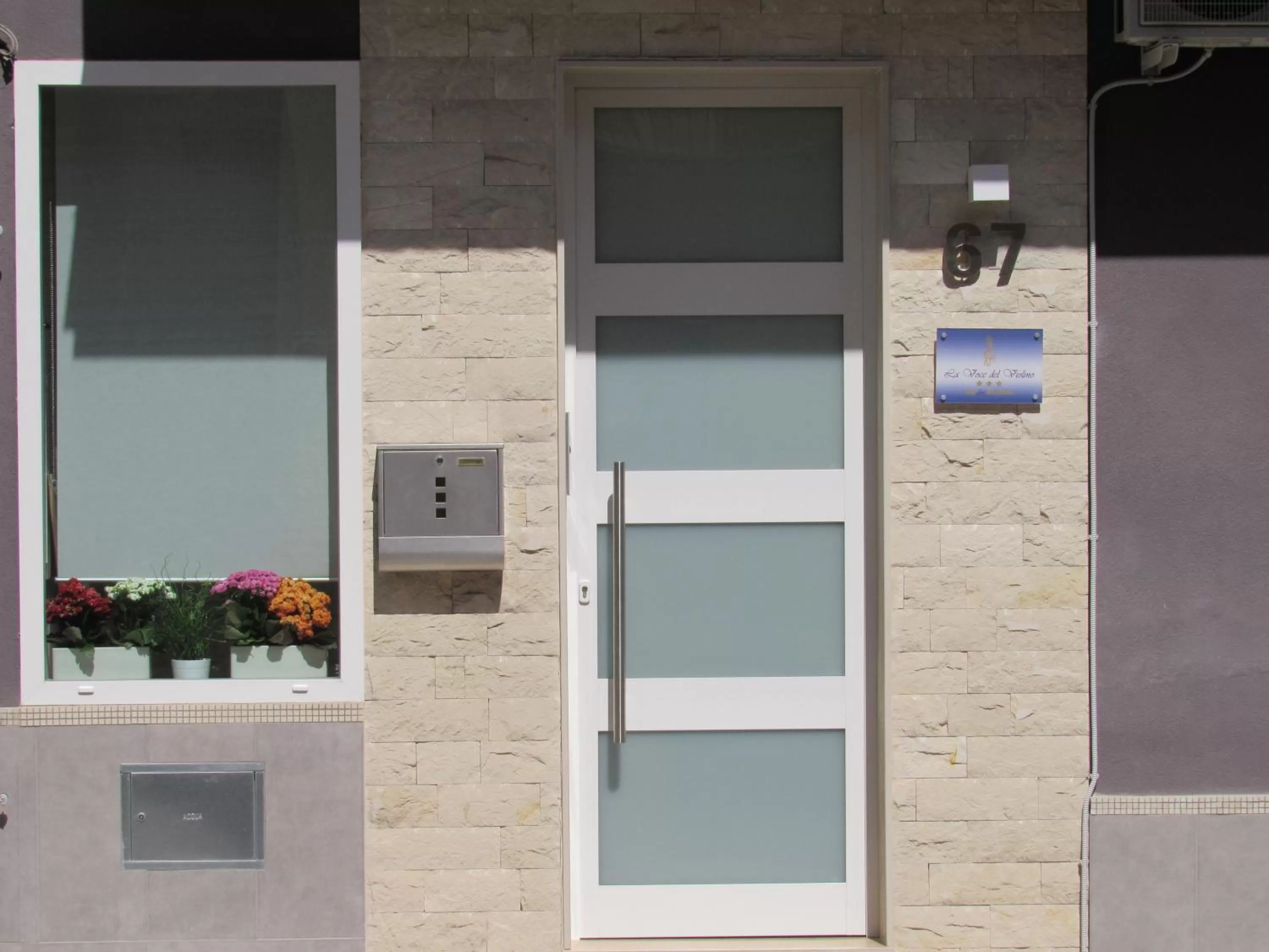 Facade/entrance in La Voce del Violino