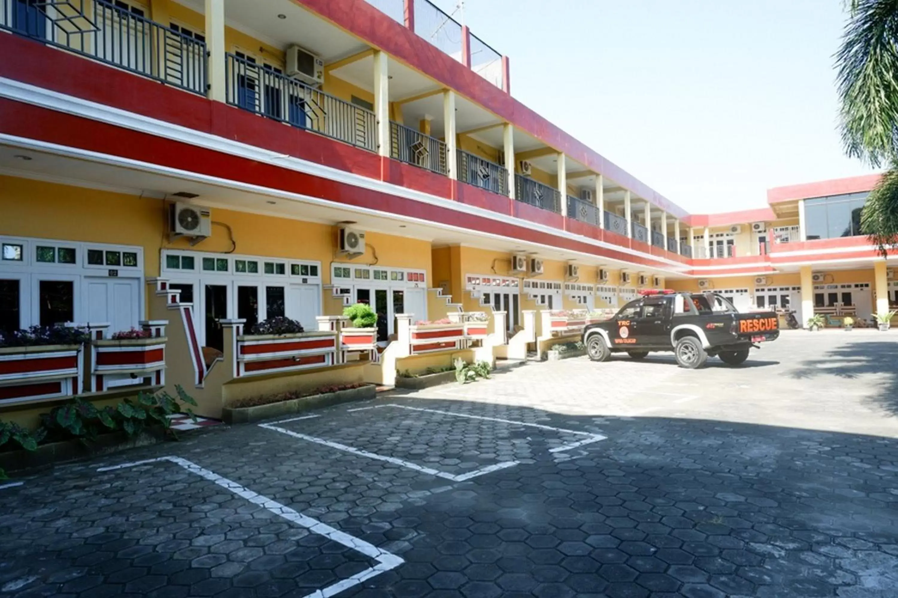 RedDoorz Plus near Stadion Wijaya Kusuma RedDoorz Plus near Stadion Wijaya Kusuma