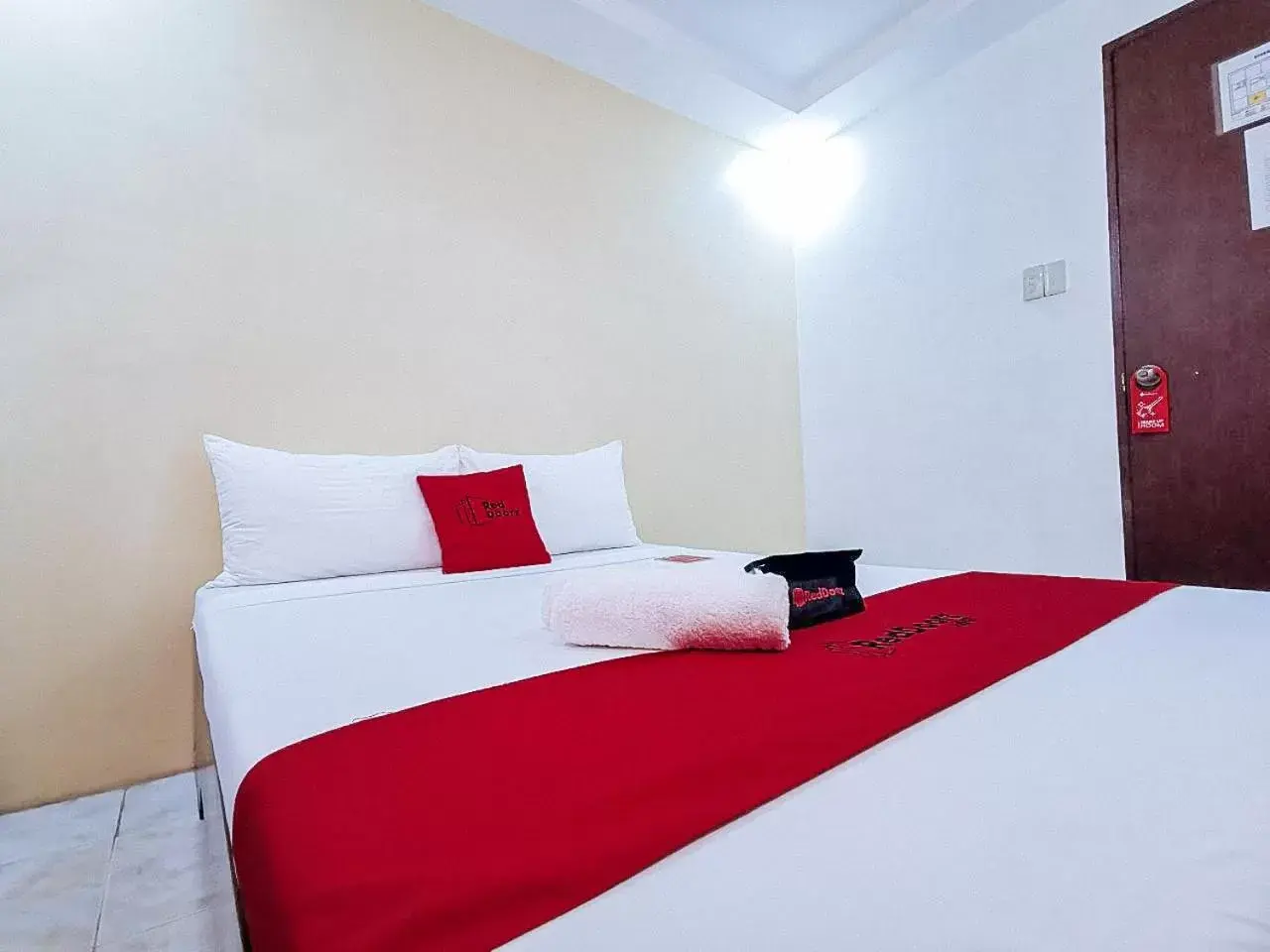 Deluxe Double or Twin Room in RedDoorz near Notre Dame of Dadiangas University - Vaccinated Staff Deluxe Double or Twin Room in RedDoorz near Notre Dame of Dadiangas University - Vaccinated Staff