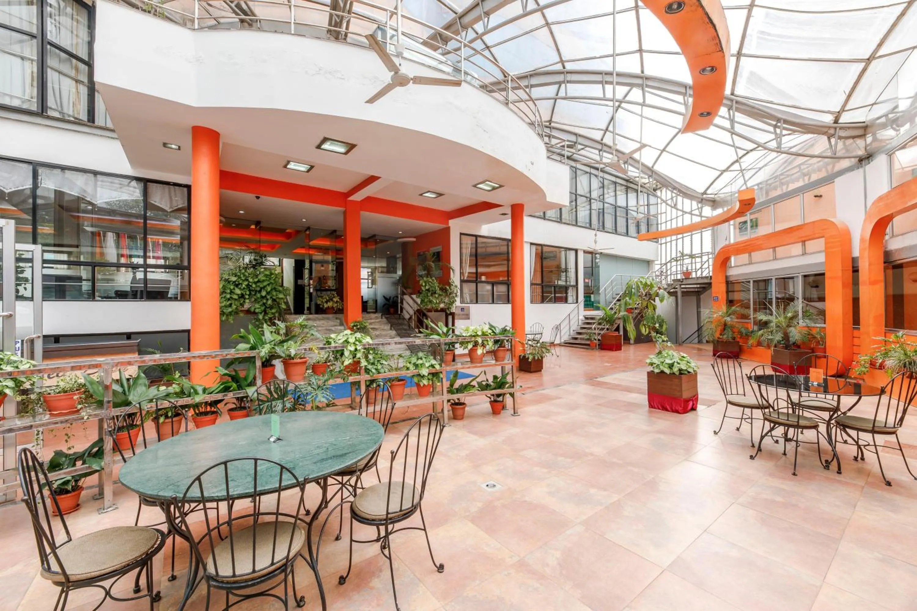 Restaurant/Places to Eat in Airport Hotel