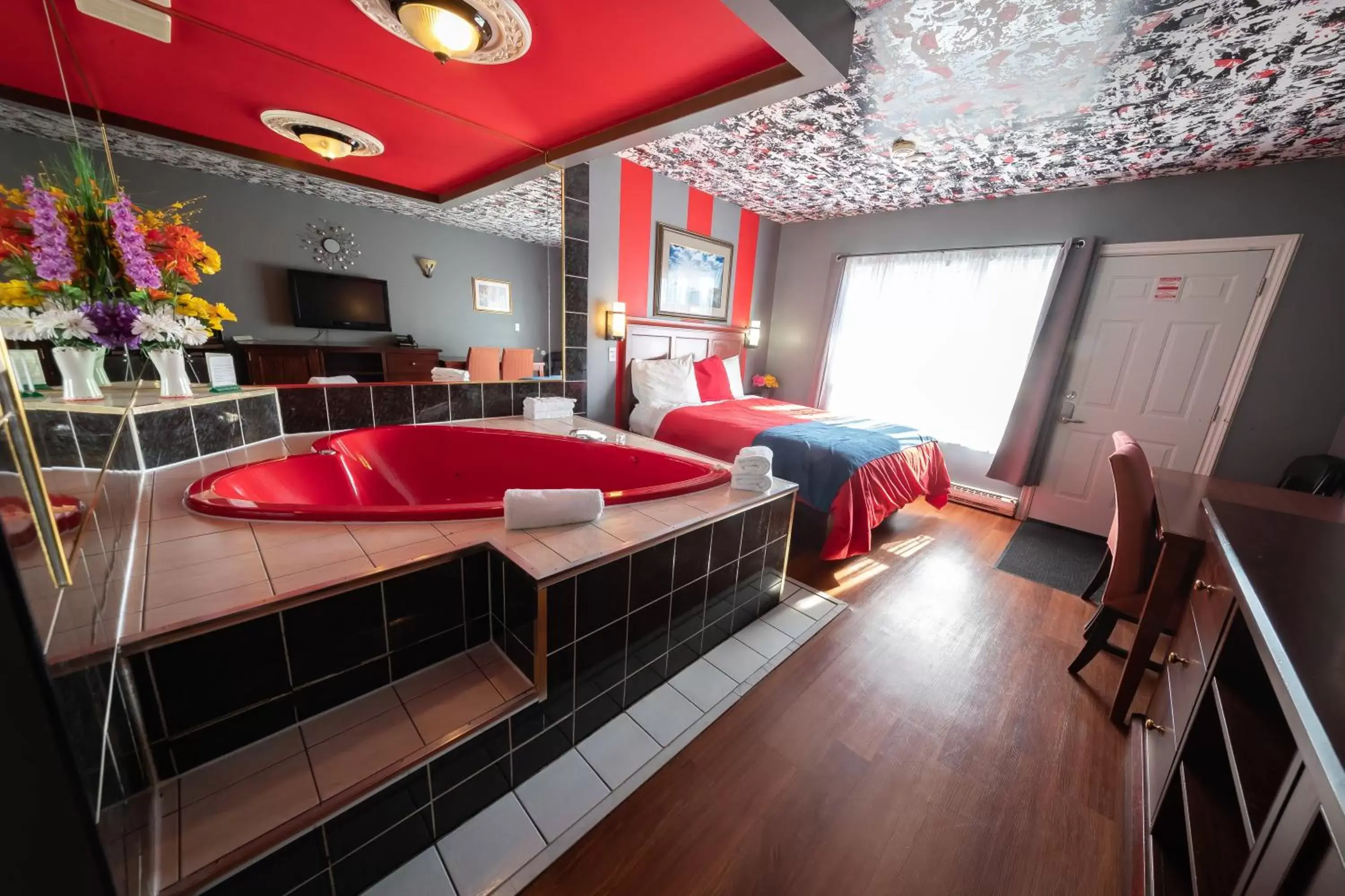 Honeymoon Suite with Hot Tub - single occupancy in Villager Lodge Niagara Falls Honeymoon Suite with Hot Tub - single occupancy in Villager Lodge Niagara Falls