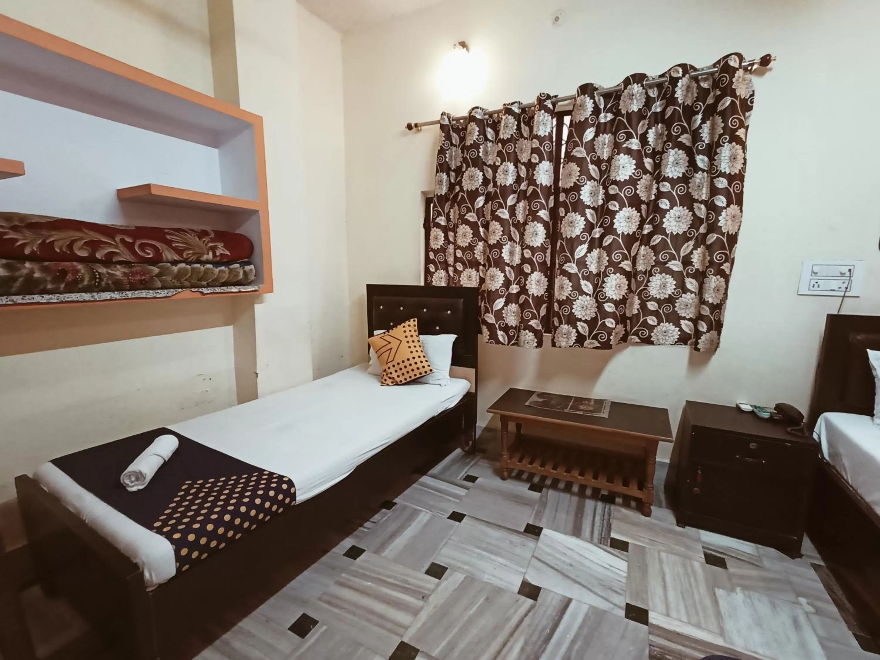 Bed in Hotel Aakash Ganga