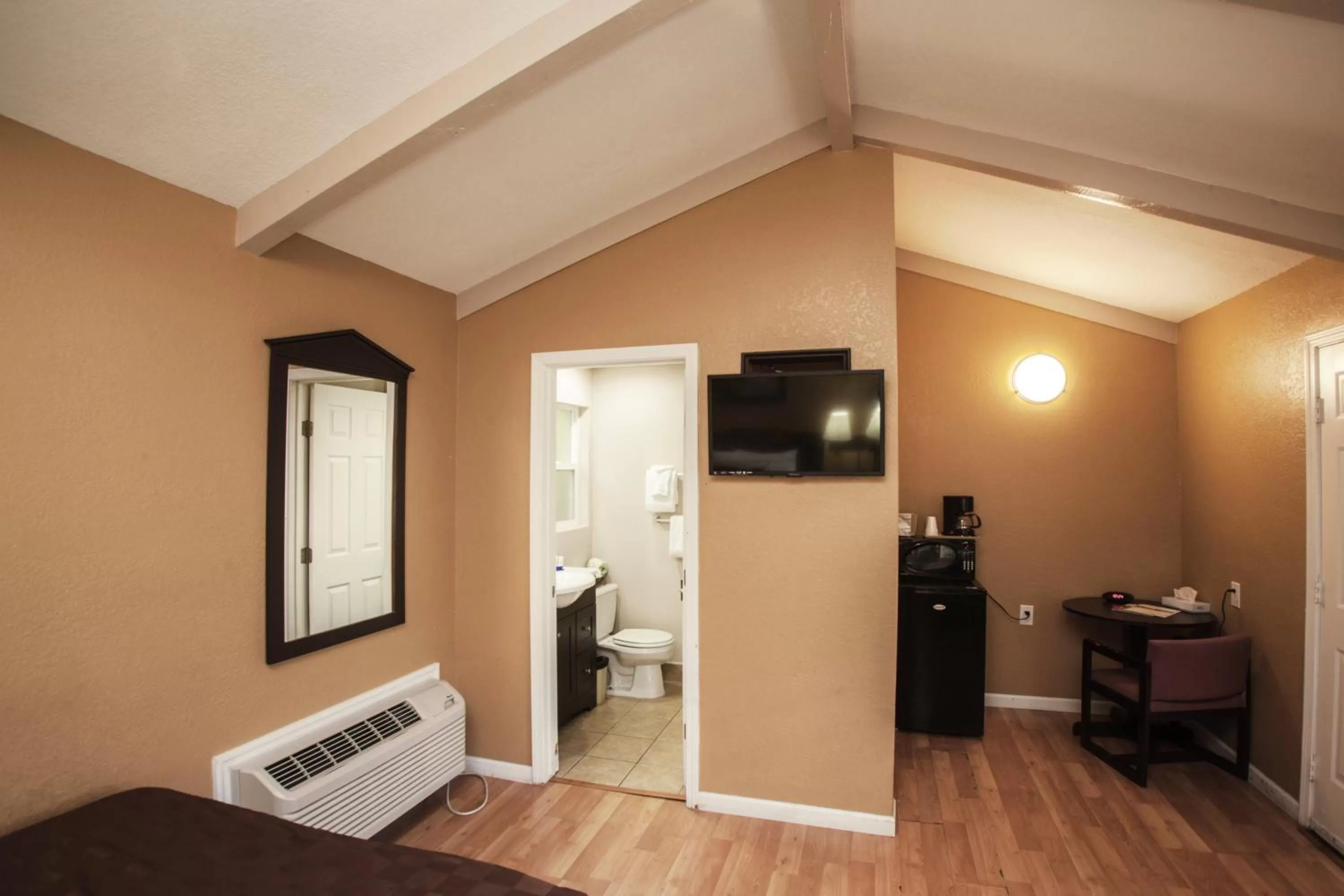 Queen Room in Tri-Valley Inn & Suites