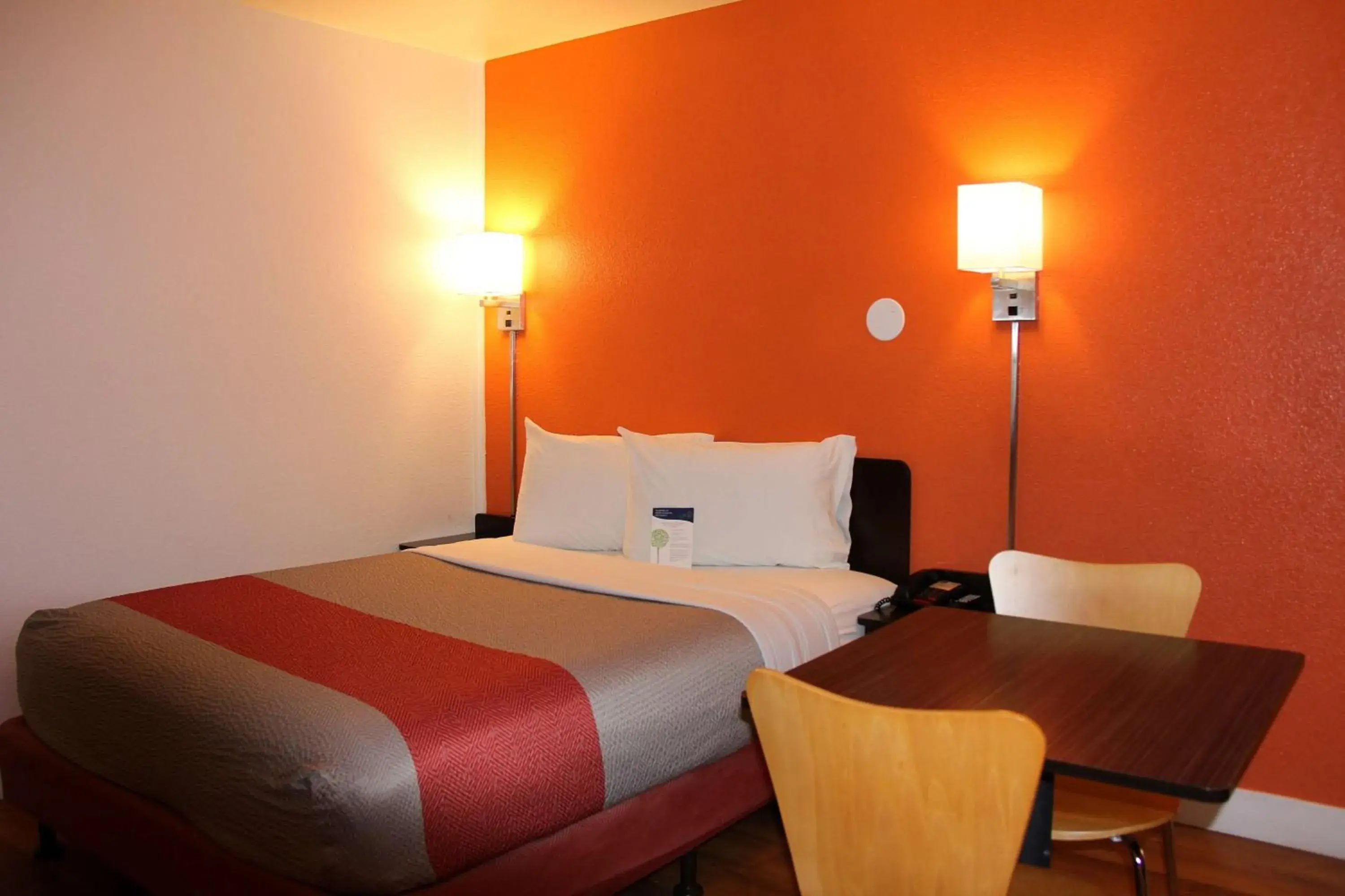 Queen Room - single occupancy - Non-Smoking in Motel 6-Goodland, KS Queen Room - single occupancy - Non-Smoking in Motel 6-Goodland, KS