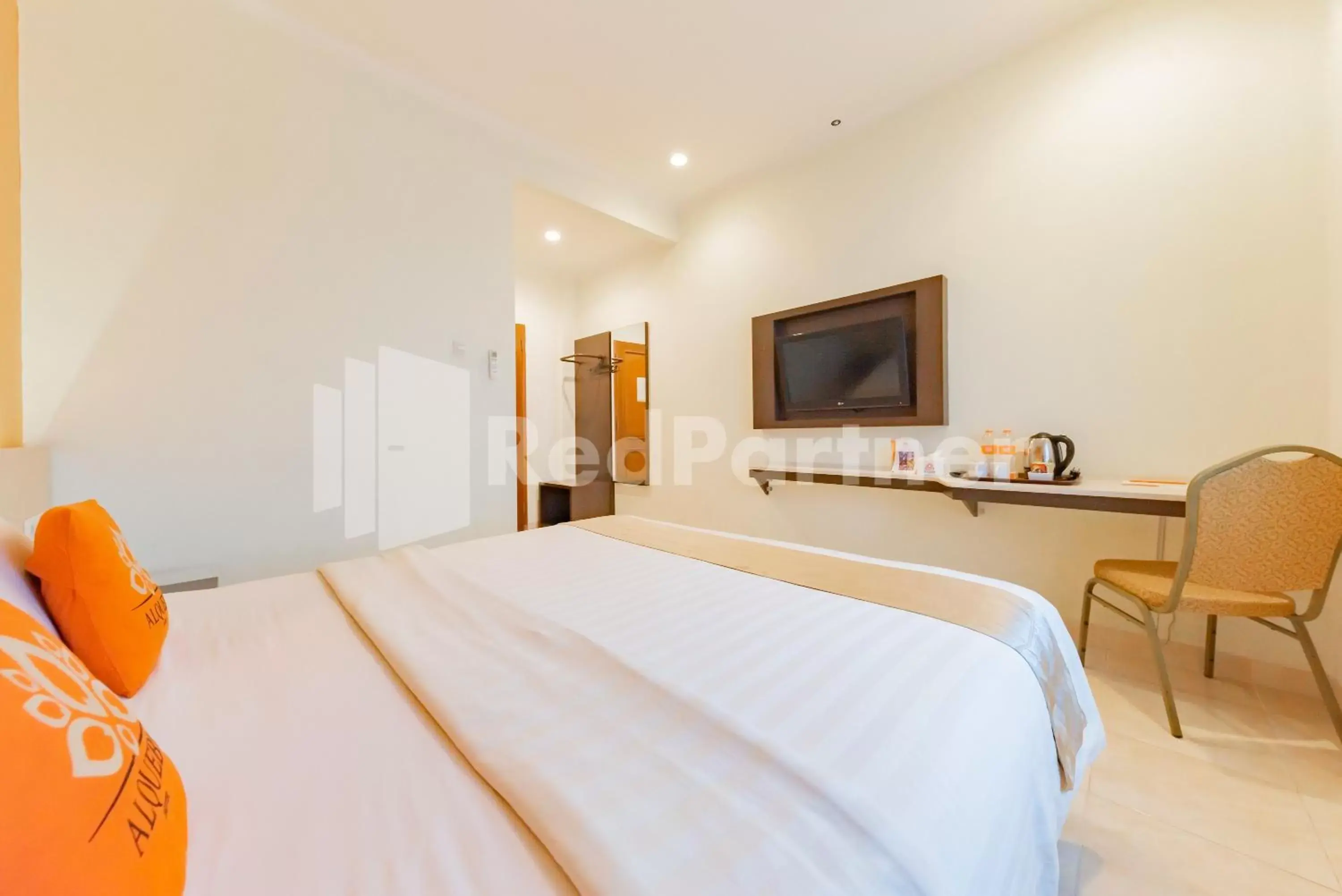 Deluxe Twin Room in Alqueby Hotel near Kiara Artha Park & Trans Studio Mall Mitra RedDoorz Deluxe Twin Room in Alqueby Hotel near Kiara Artha Park & Trans Studio Mall Mitra RedDoorz