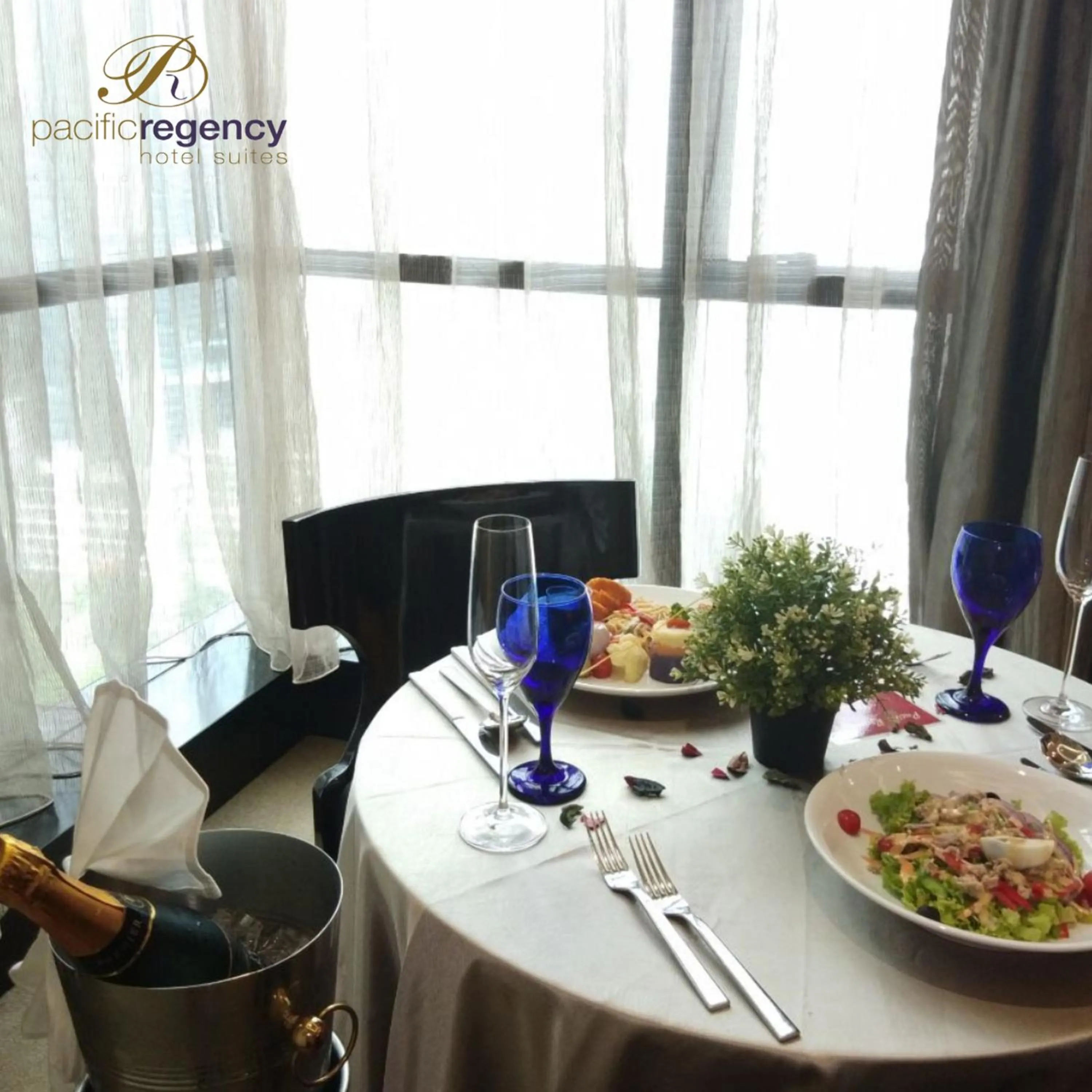 Restaurant/places to eat in Pacific Regency Hotel Suites