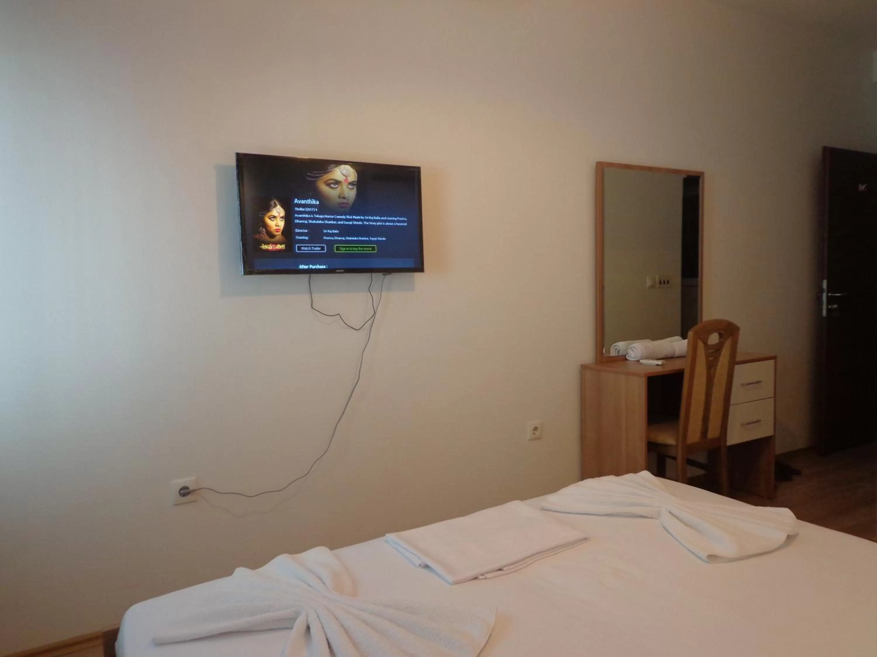 Bed, TV/Entertainment Center in Hotel Rio