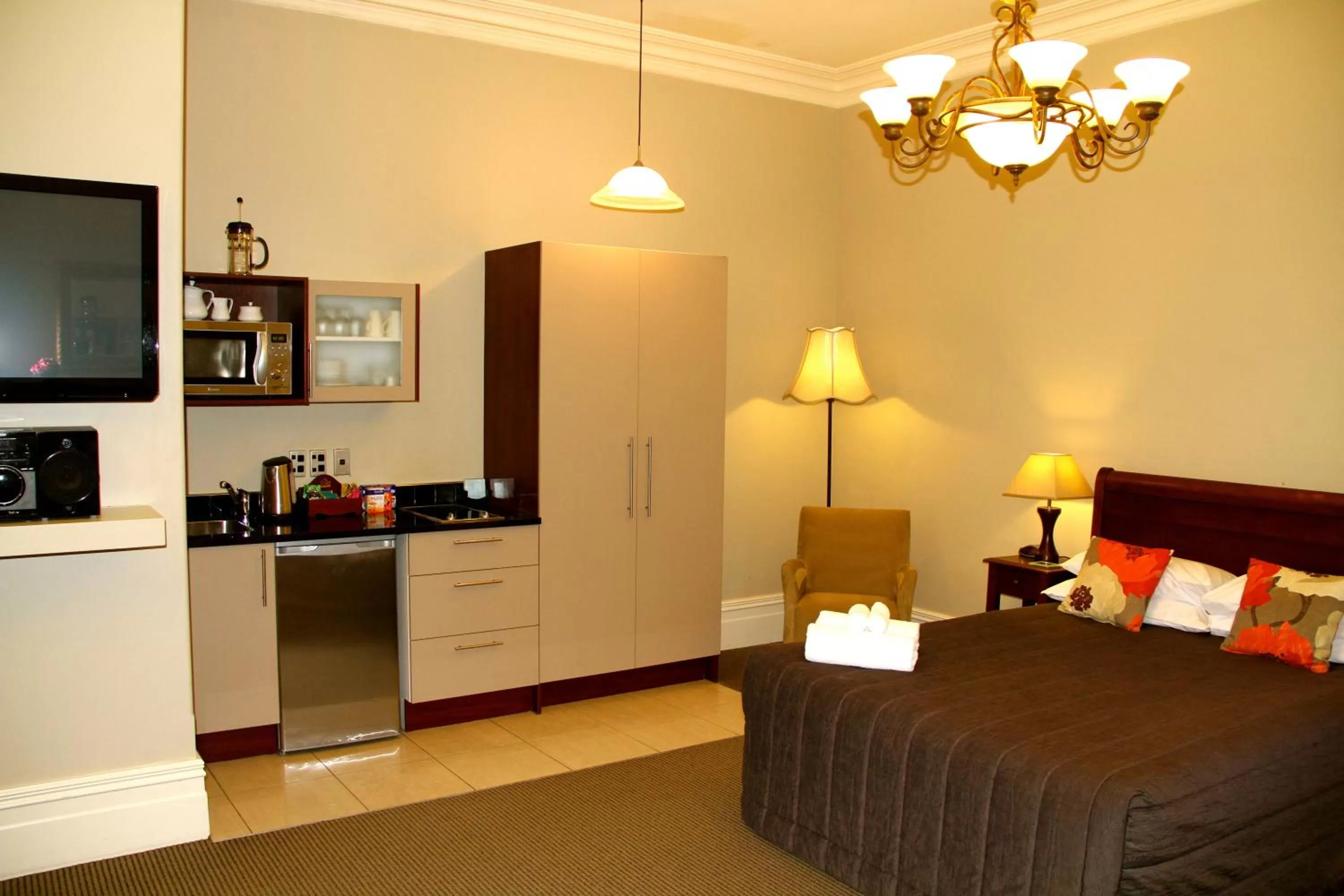 Bedroom, Bed in Merivale Manor