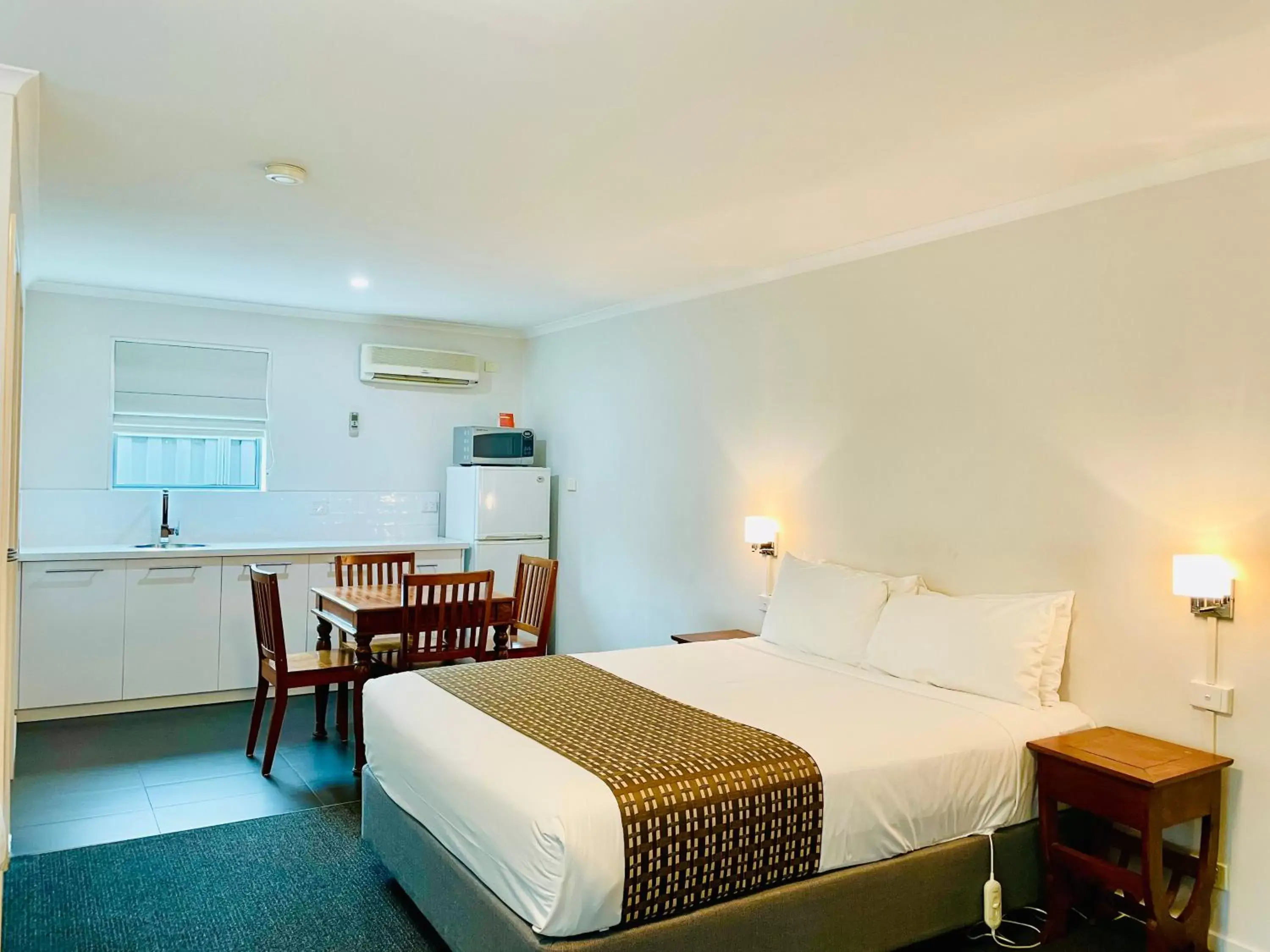 Queen Room with Two Single Beds - Non-Smoking in Quality Inn & Suites The Menzies Queen Room with Two Single Beds - Non-Smoking in Quality Inn & Suites The Menzies