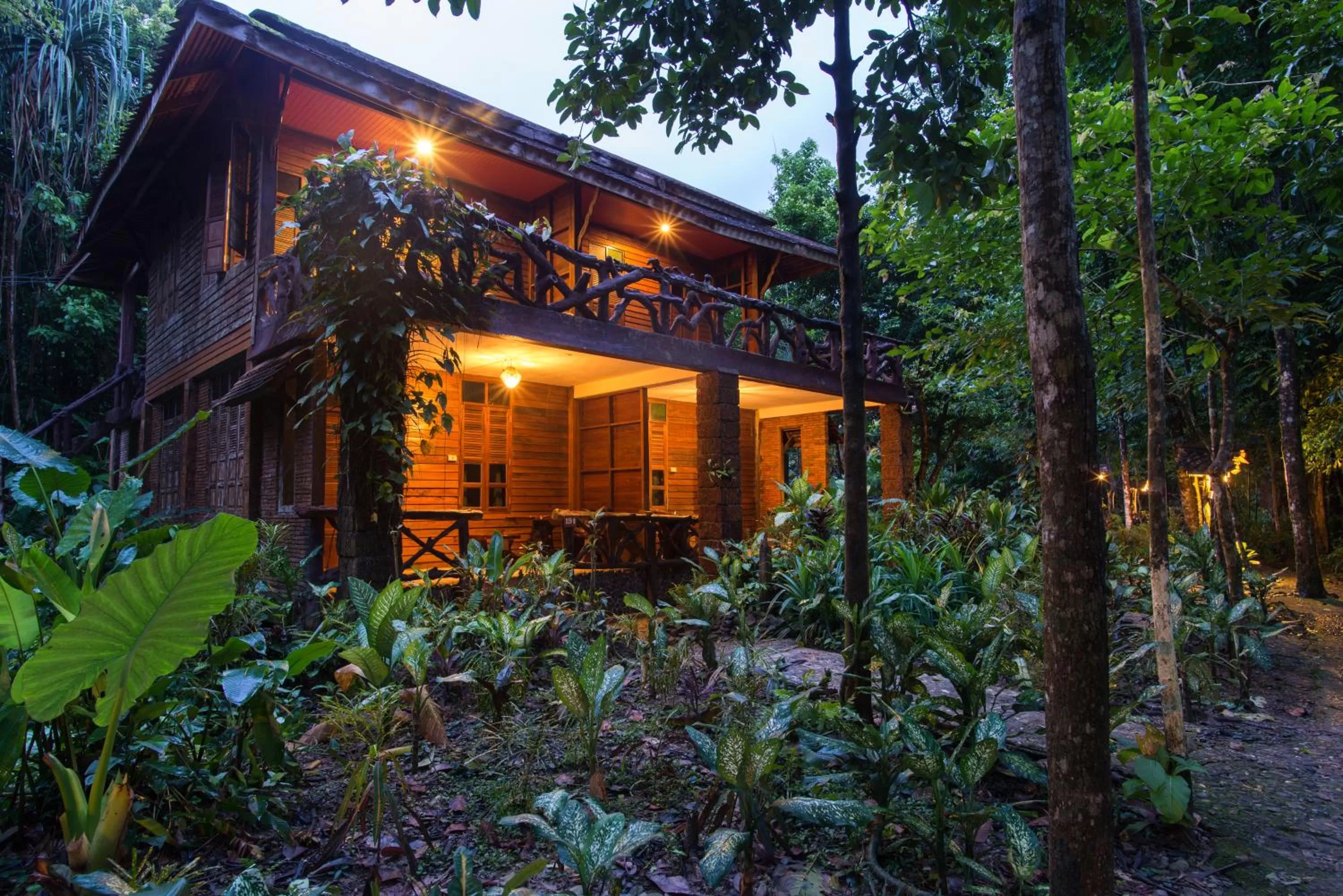 Property building in Art's Riverview Lodge