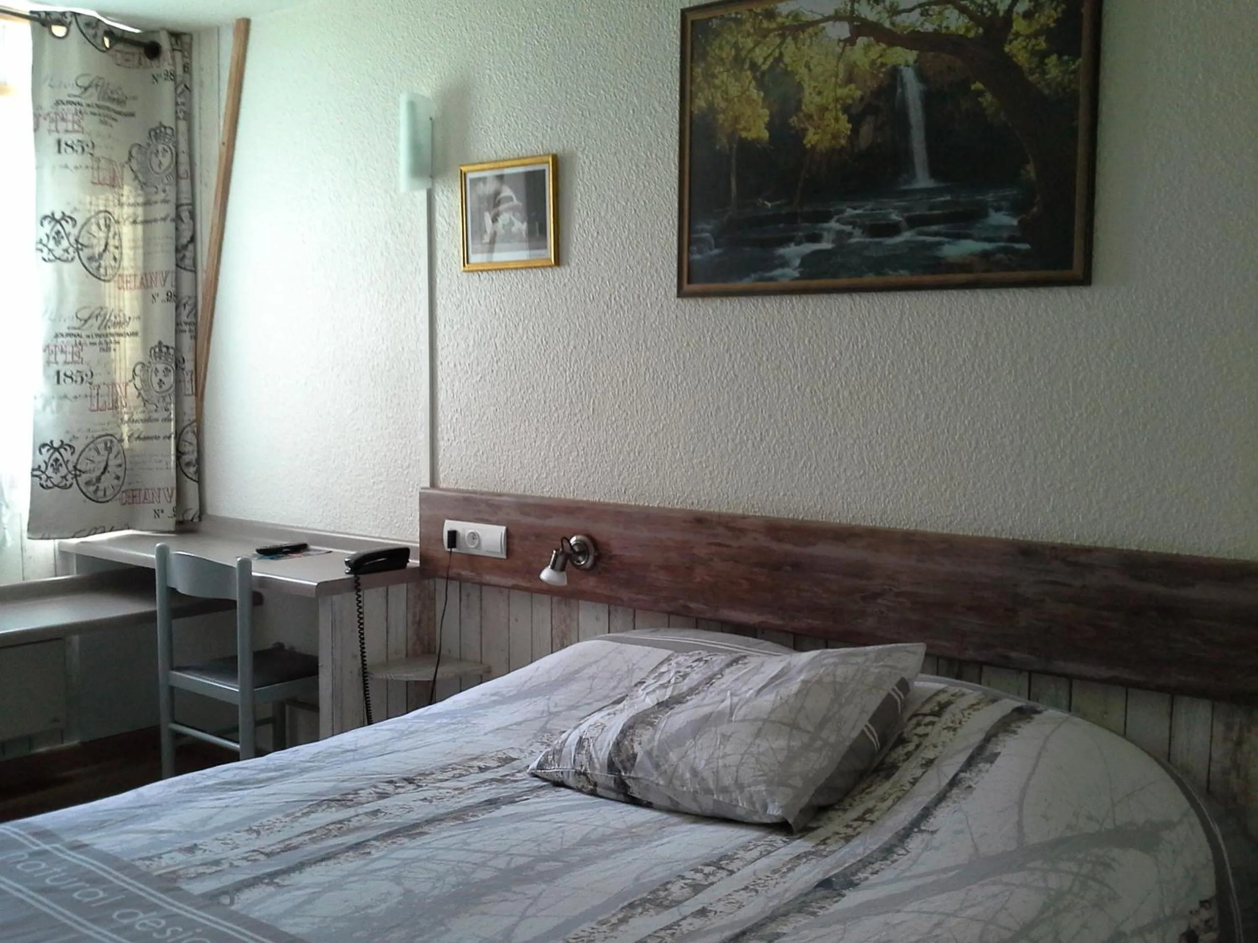 Bed in Contact Hôtel Come Inn