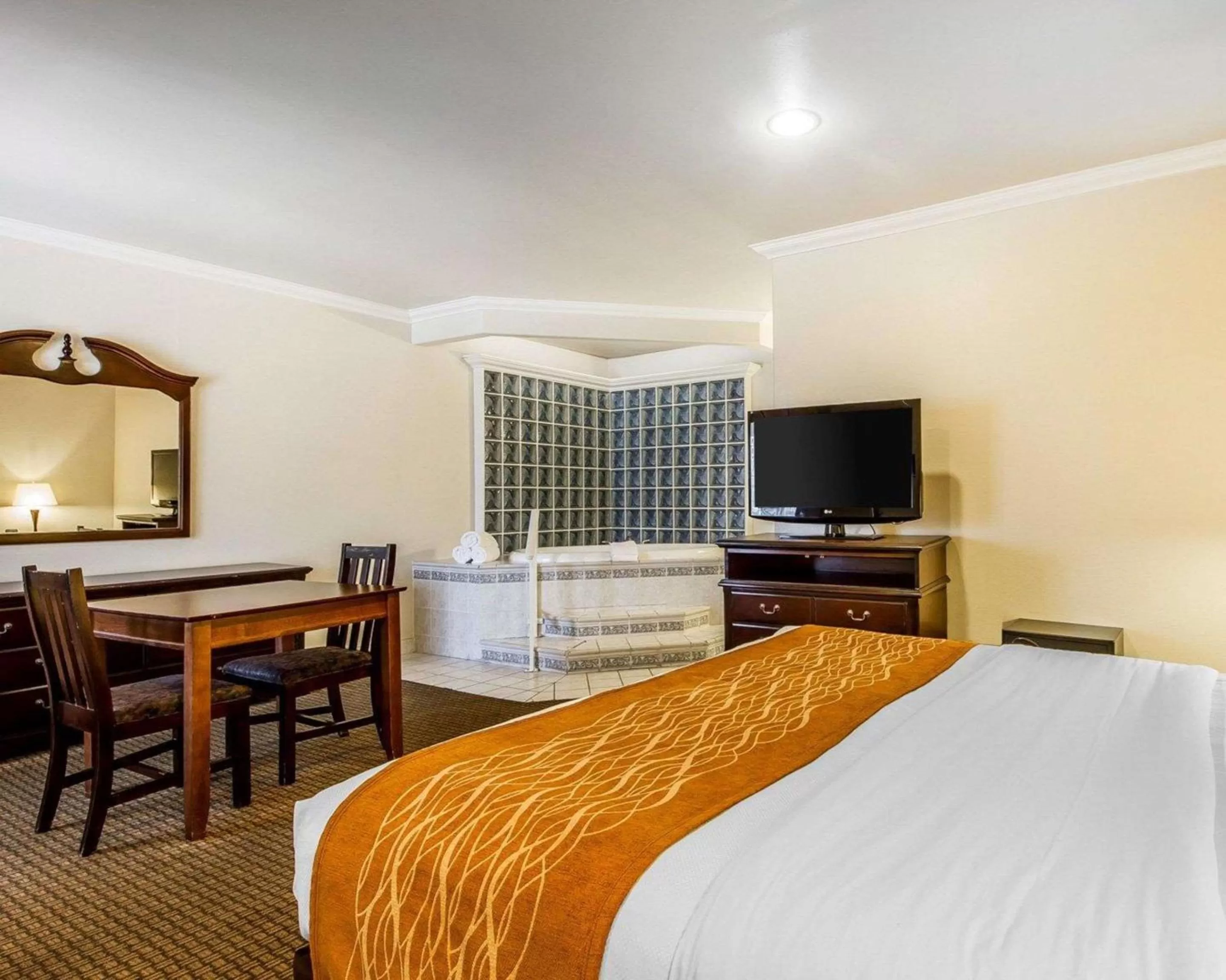 Photo of the whole room, Bed in The Inn at 1252 Monterey