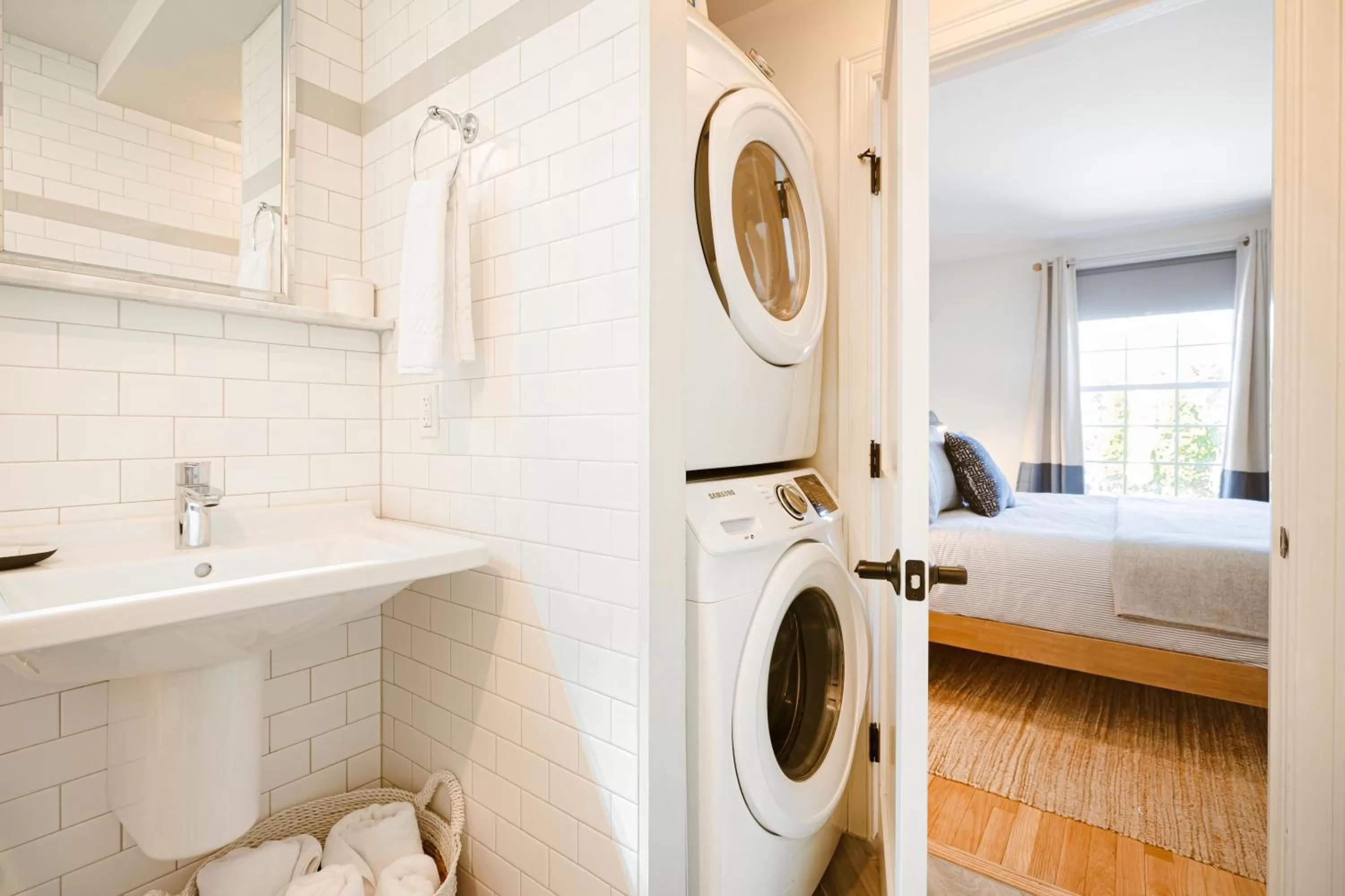 Bathroom, Bed in GREAT ISLAND INN - A Modern Boutique Hotel