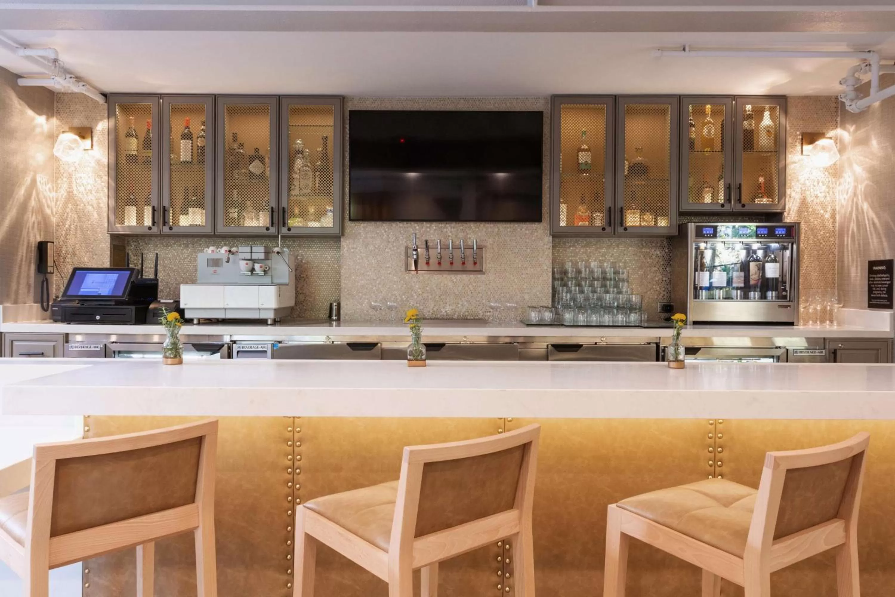 Lounge or bar in The Inn at Saratoga, Tapestry Collection by Hilton