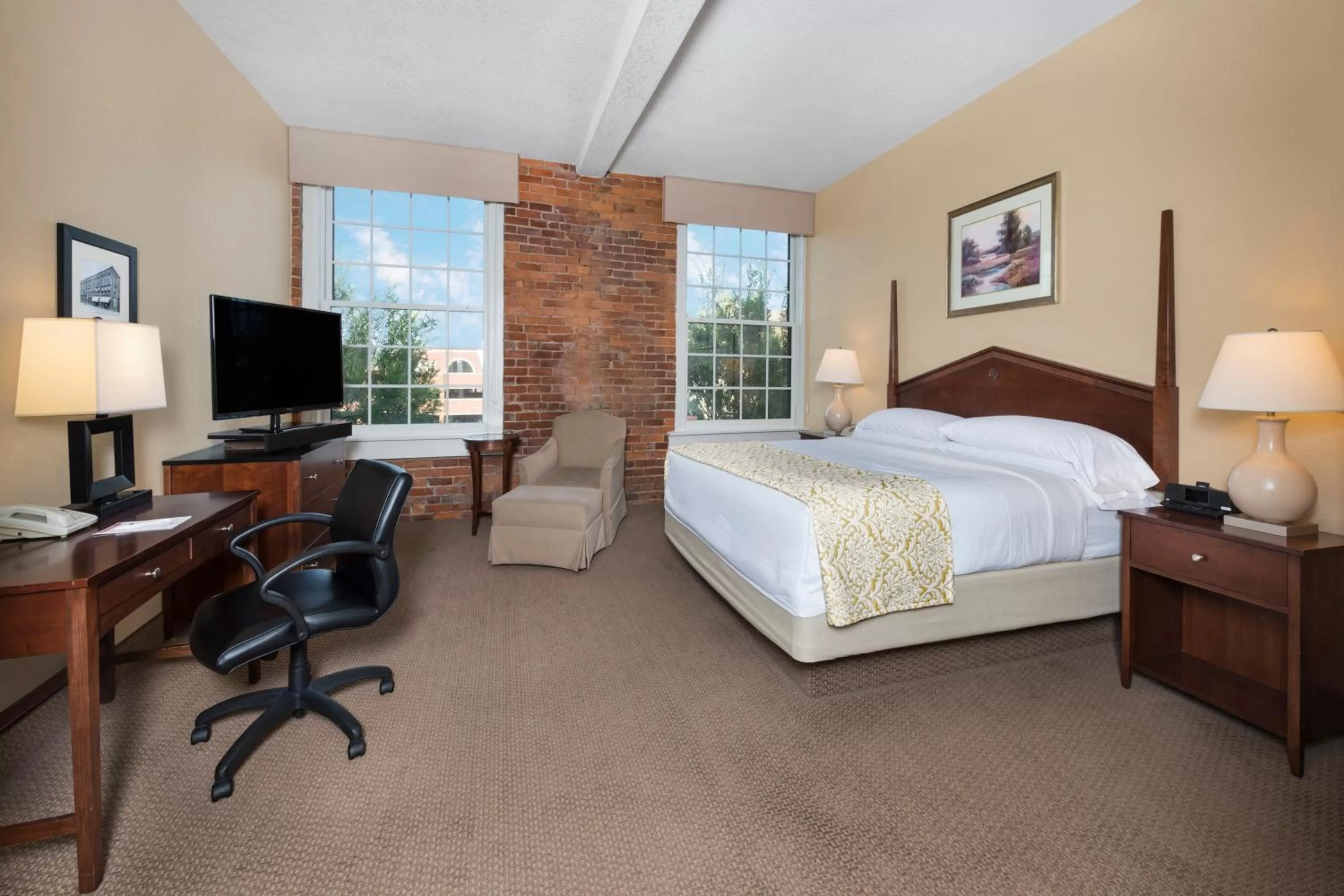 Shower, Bed in Hawthorn Extended Stay by Wyndham Rome