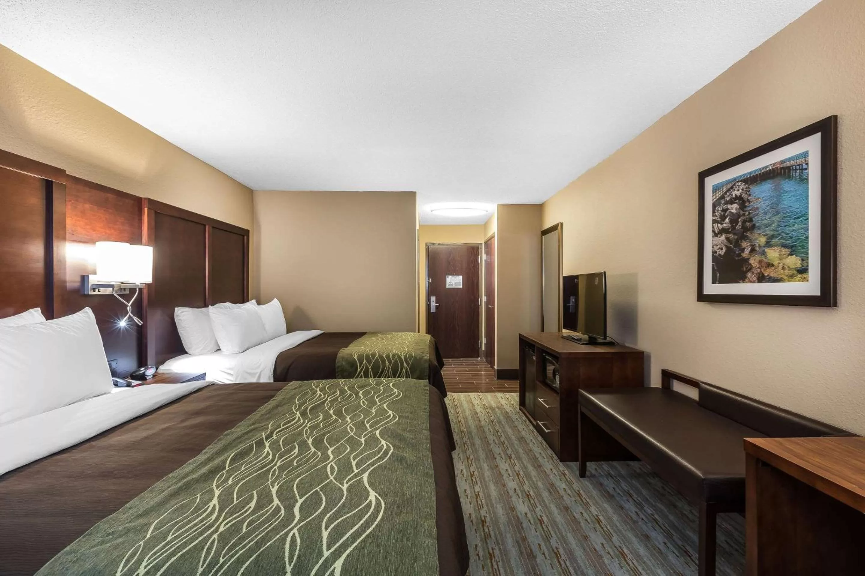 Photo of the whole room, Bed in Comfort Inn Bay City - Riverfront