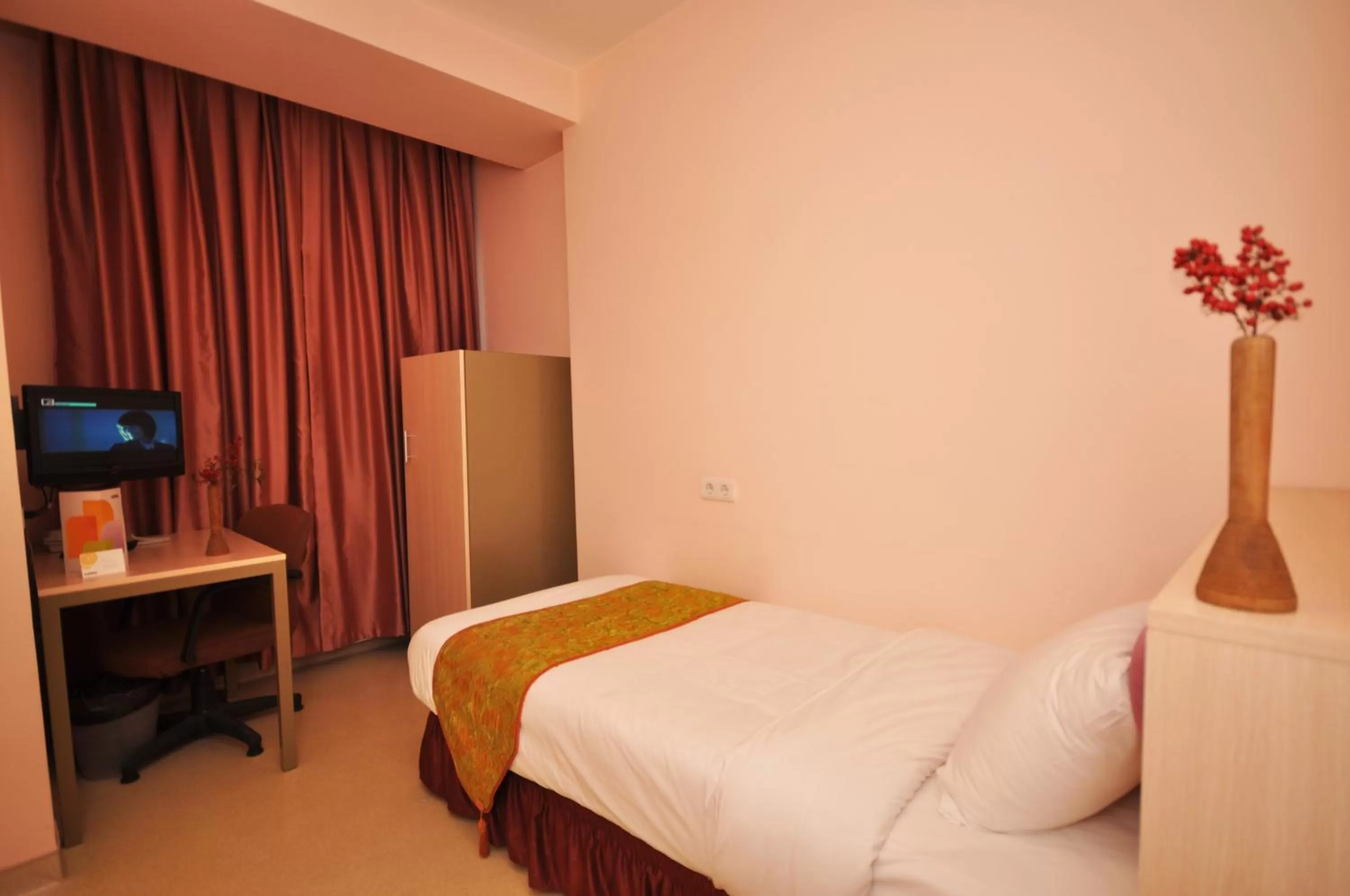 Photo of the whole room, Bed in Han Hotel