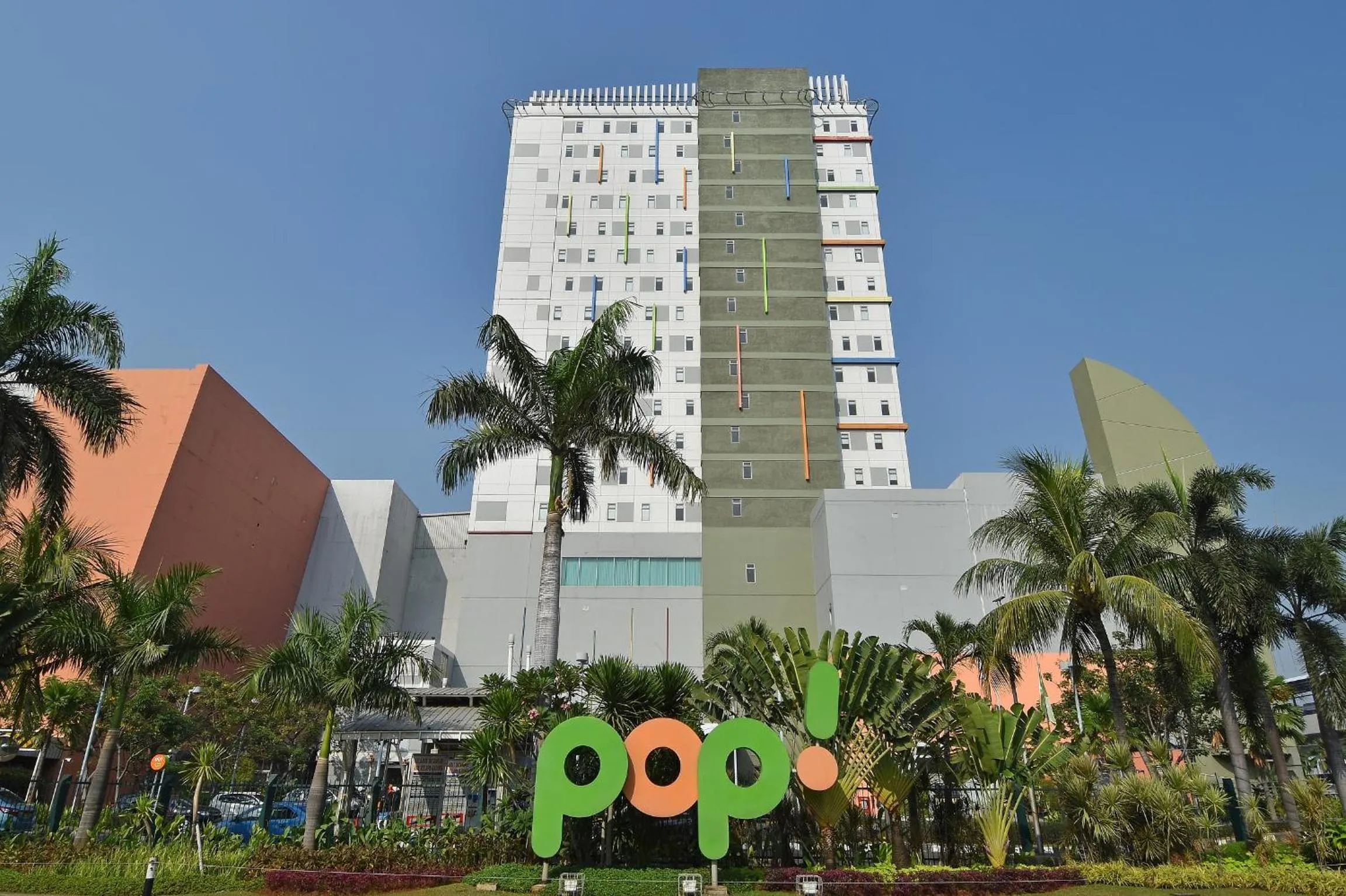 Facade/entrance in POP! Hotel Kelapa Gading