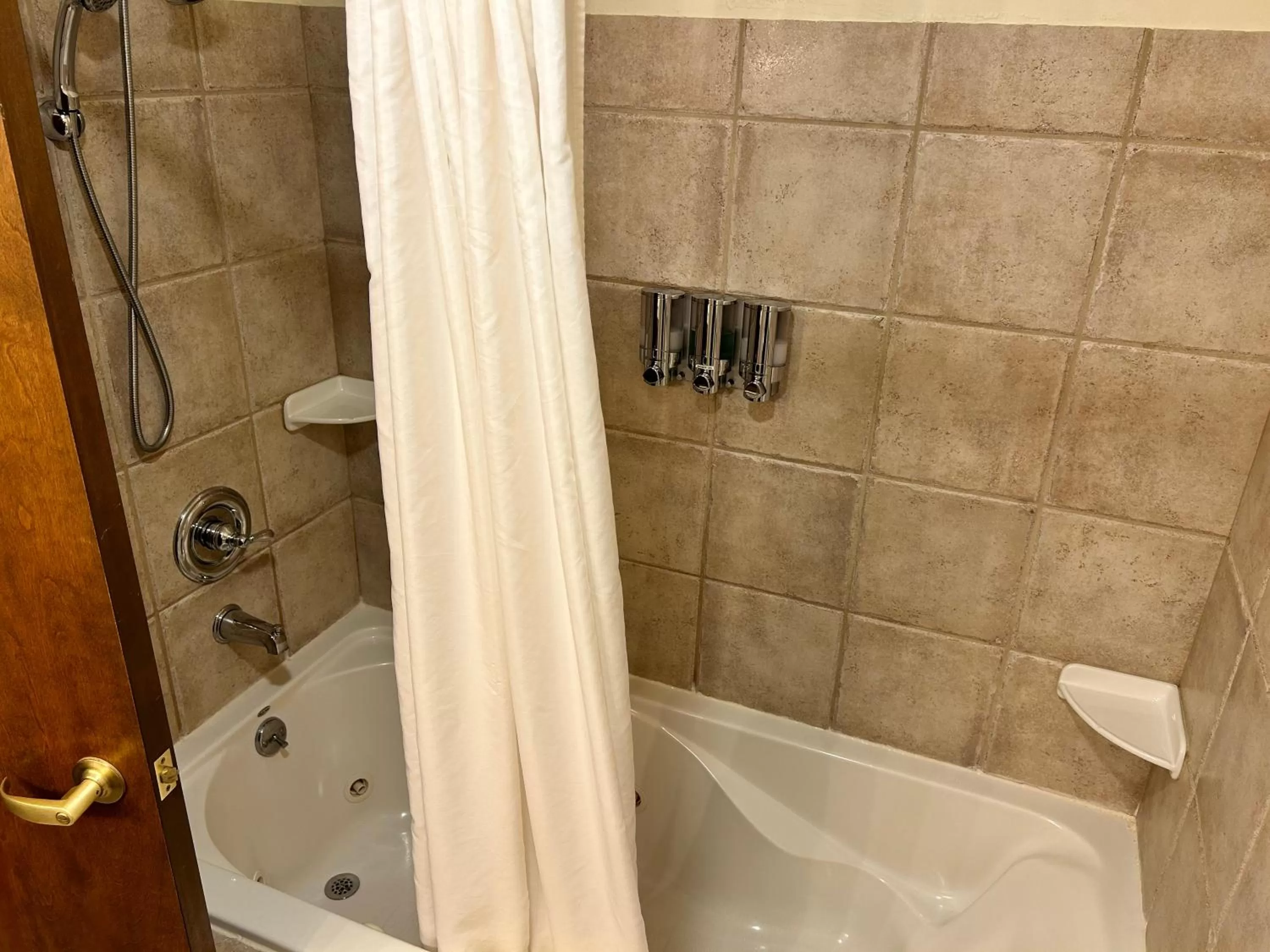 Bath in The Common Man Inn, Spa & Lodge