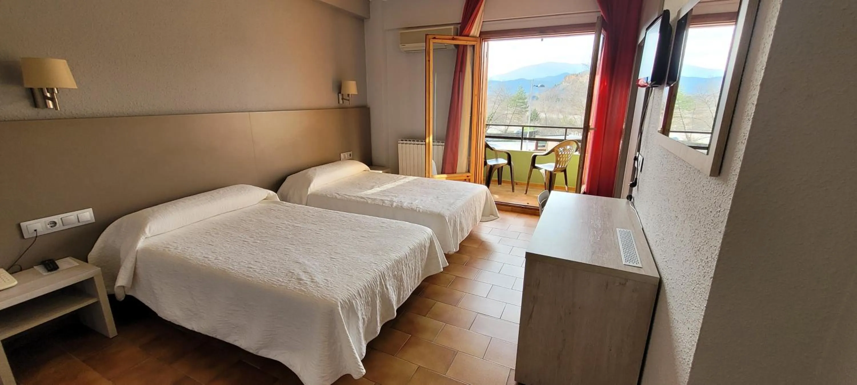 Balcony/Terrace, Bed in Hotel Meson de L’Ainsa