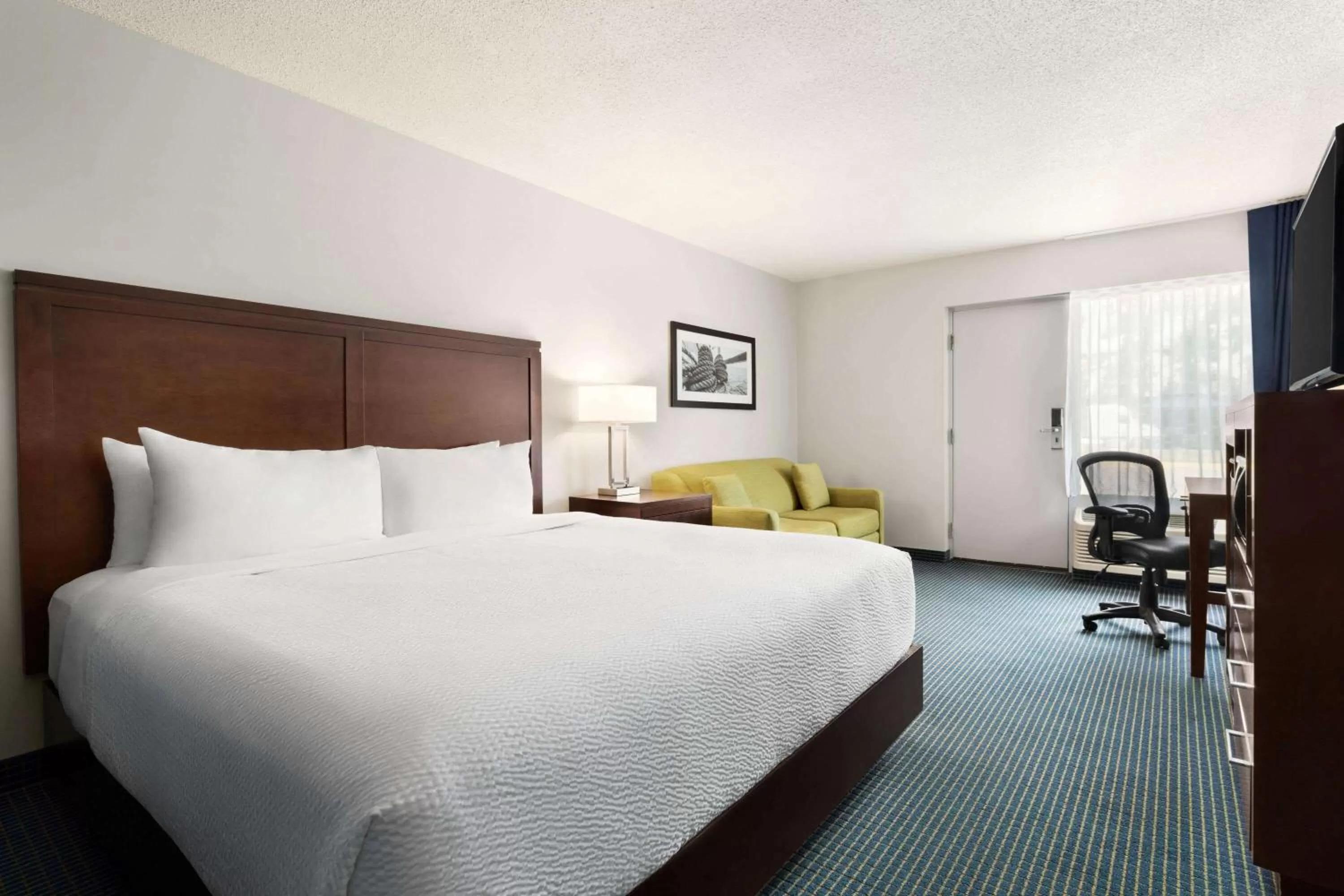 Photo of the whole room, Bed in Days Inn by Wyndham Sarnia Harbourfront