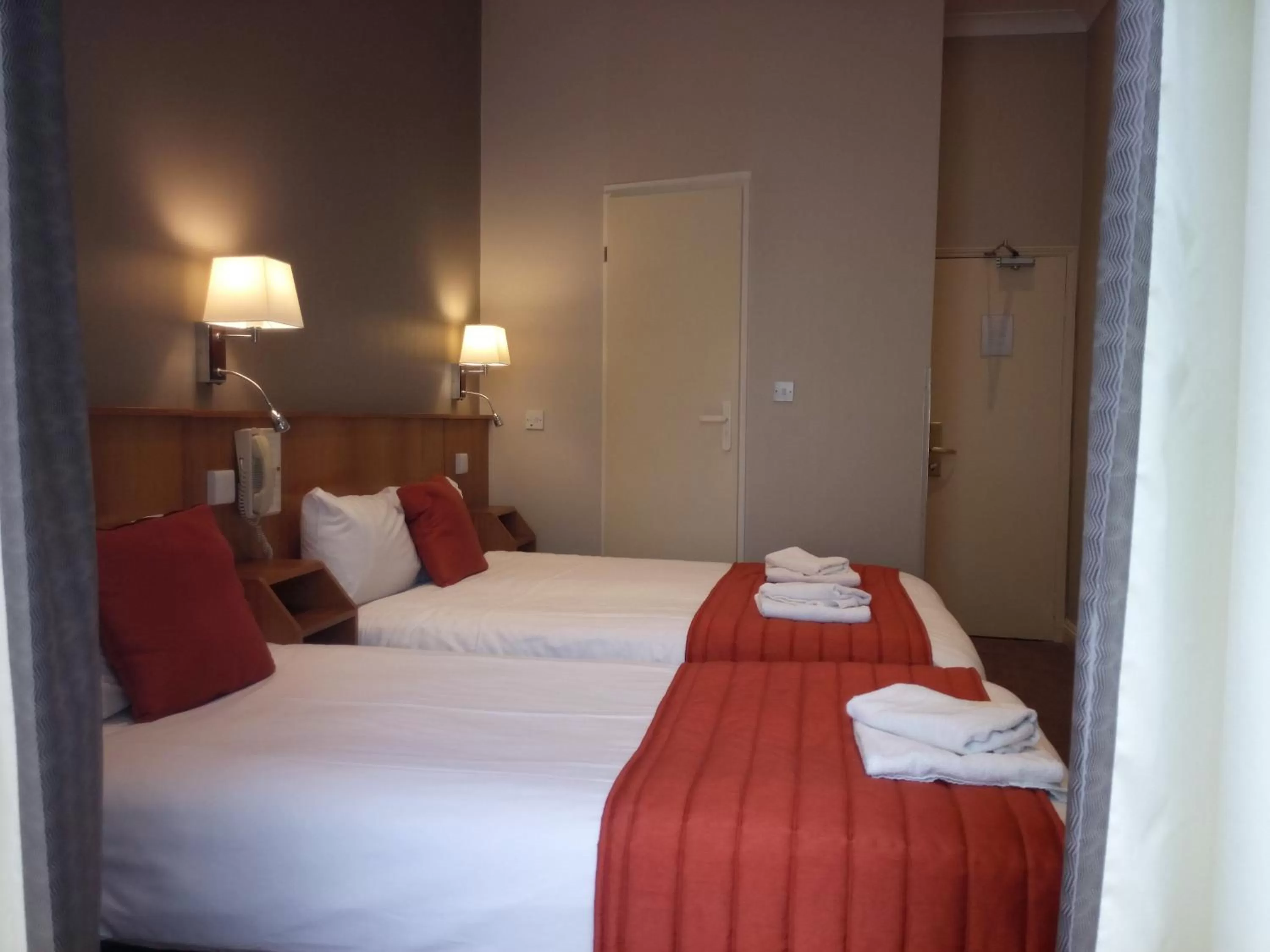 Photo of the whole room, Bed in Columbus Hotel