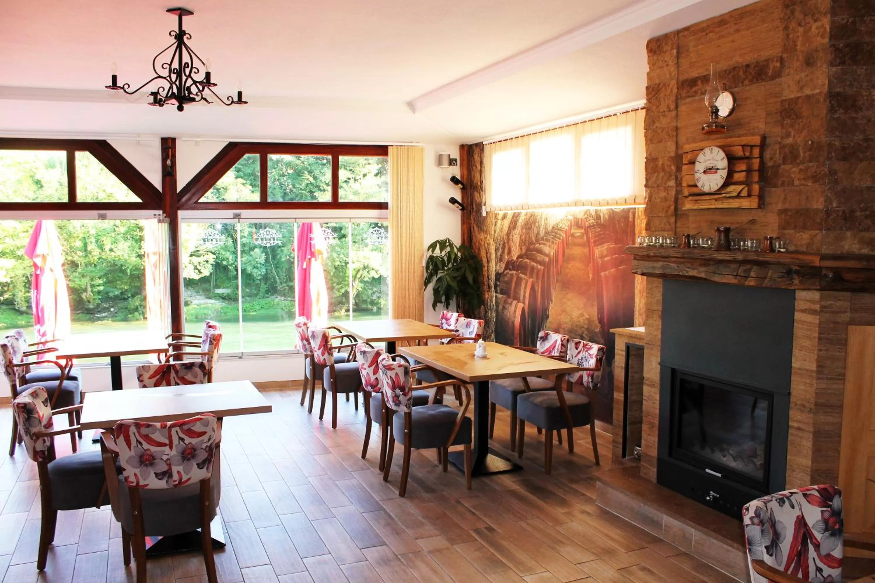 Restaurant/Places to Eat in Motel Alibi