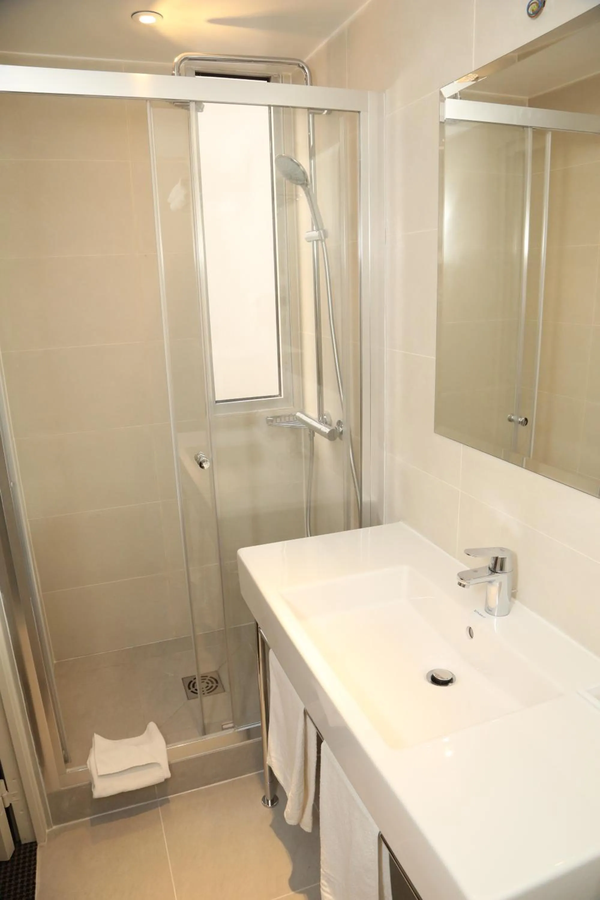 Bathroom in Hotel Monceau Wagram