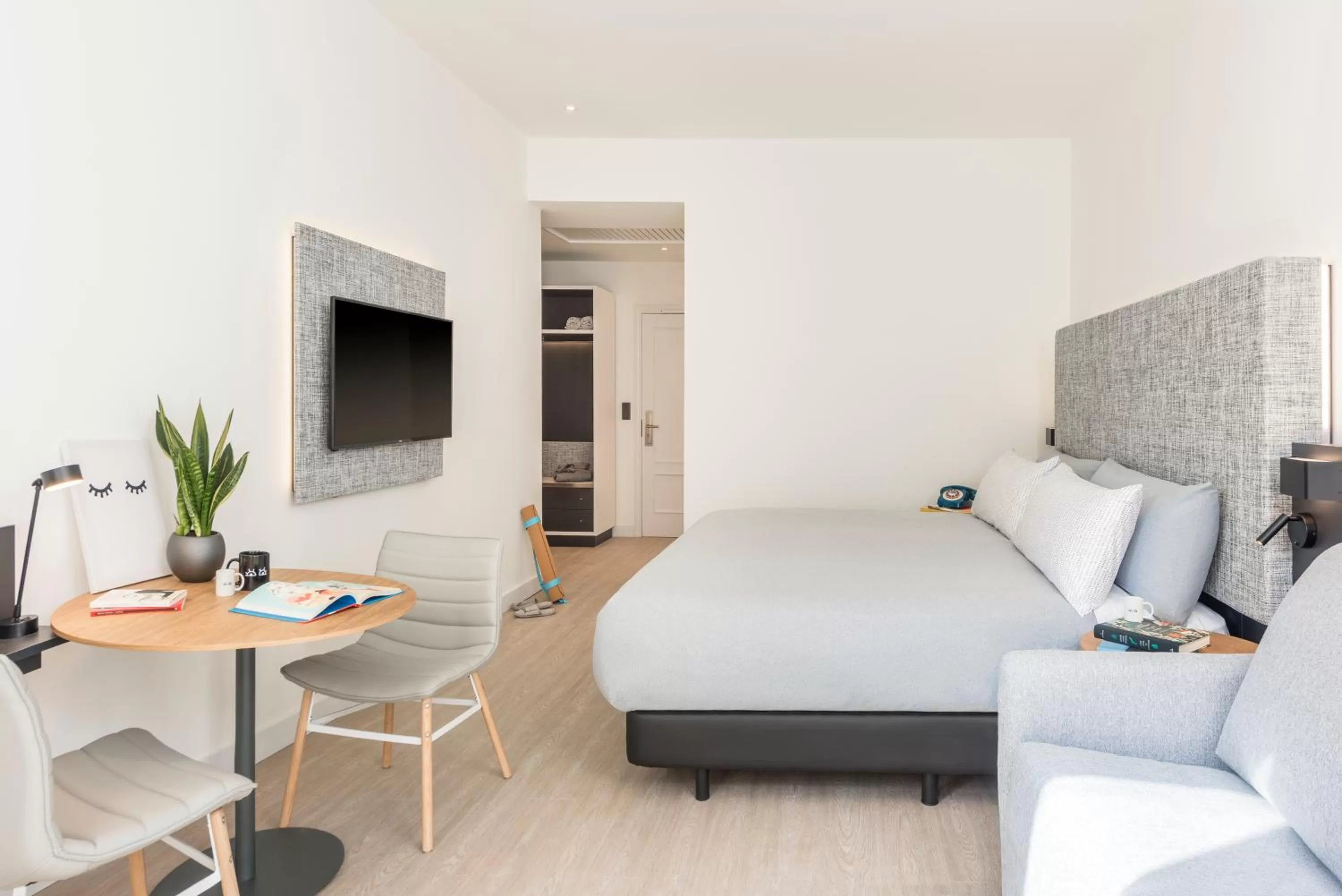 Guests, Bed in INNSIDE by Meliá Madrid Gran Vía