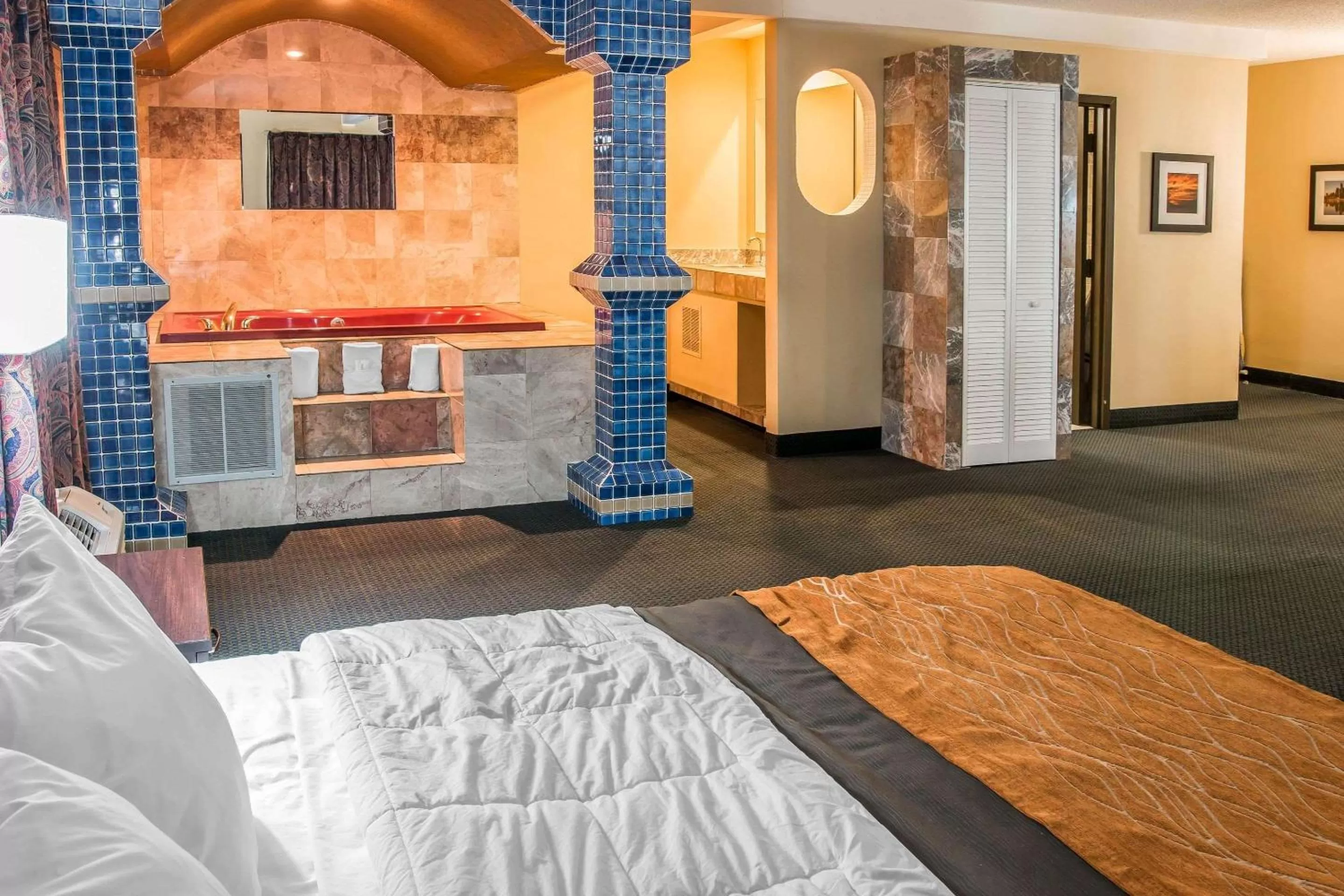 Photo of the whole room, Bed in Country Inn & Suites by Radisson, Battle Creek, MI