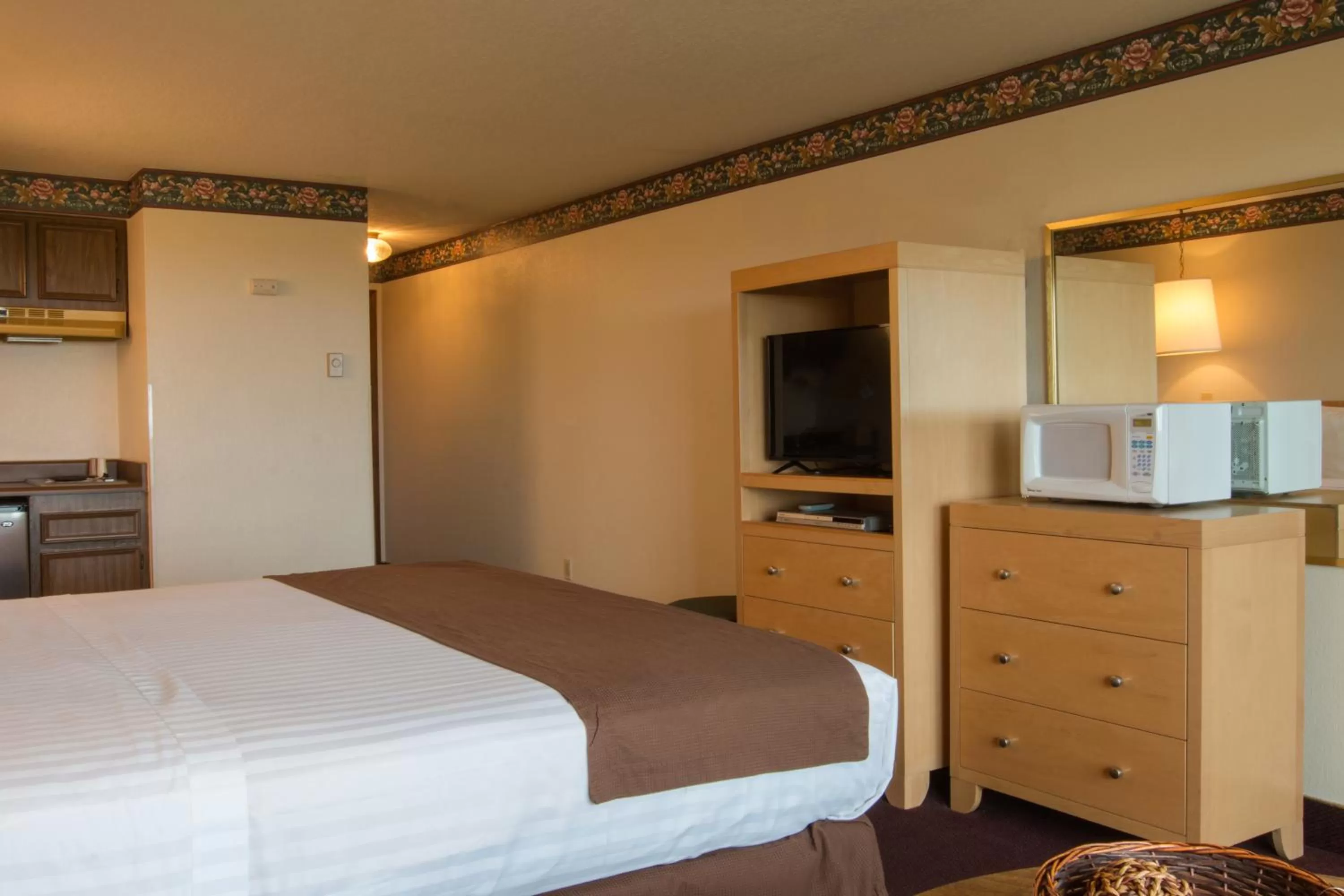 Photo of the whole room, Bed in Hi Tide Oceanfront Inn