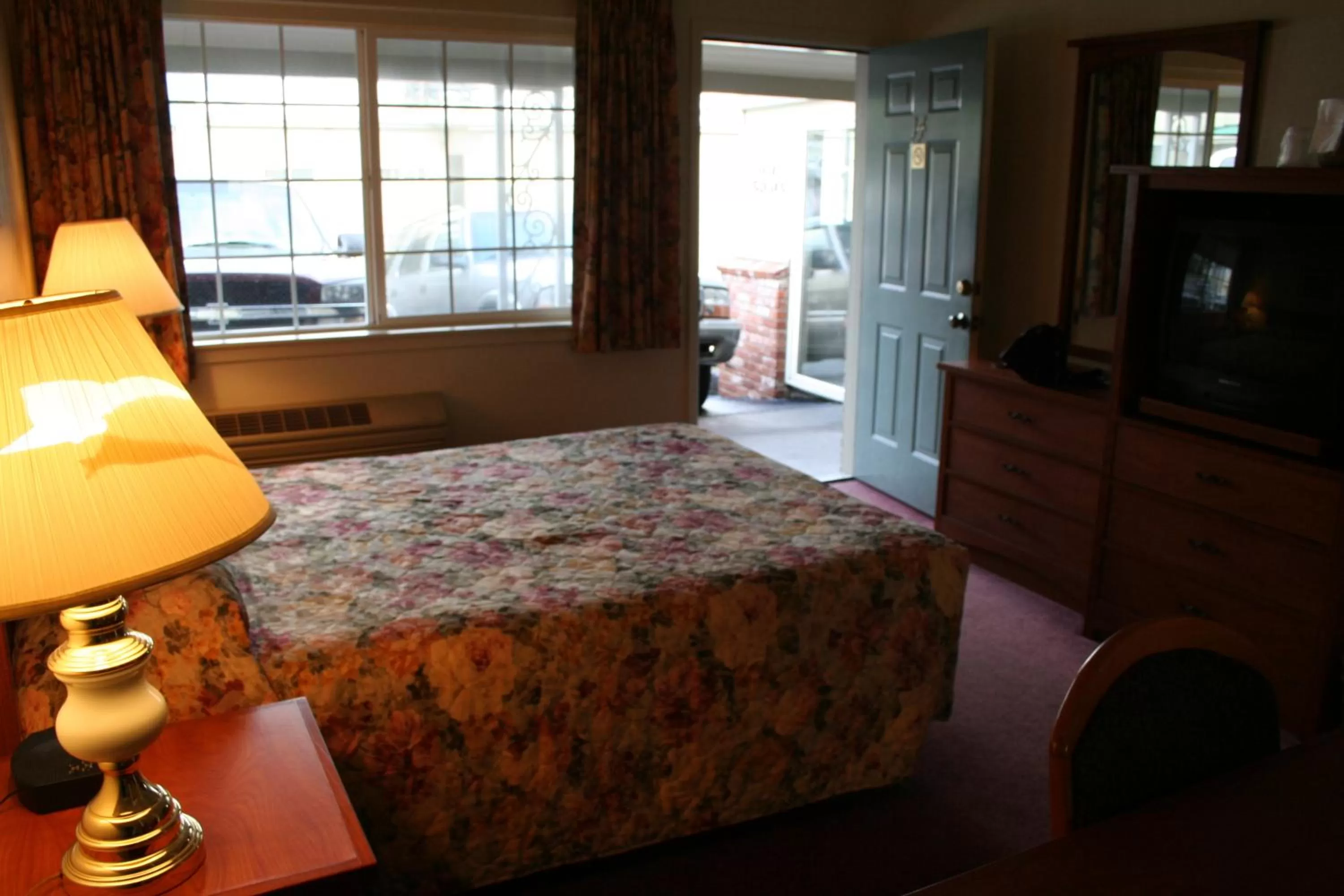 Queen Room in Hi-Lo Motel, Cafe and RV Park