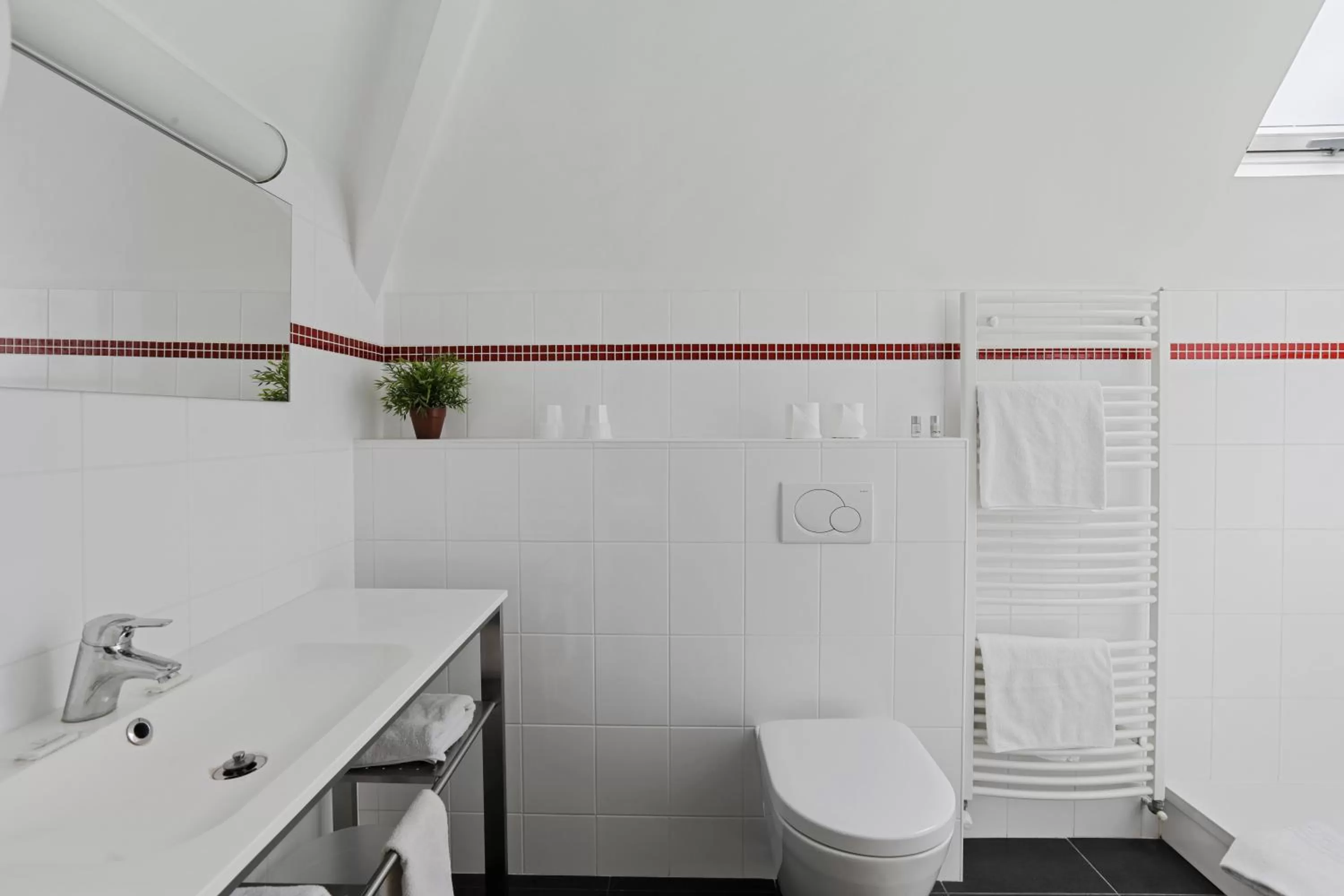 Toilet in Hôtel Cardinal