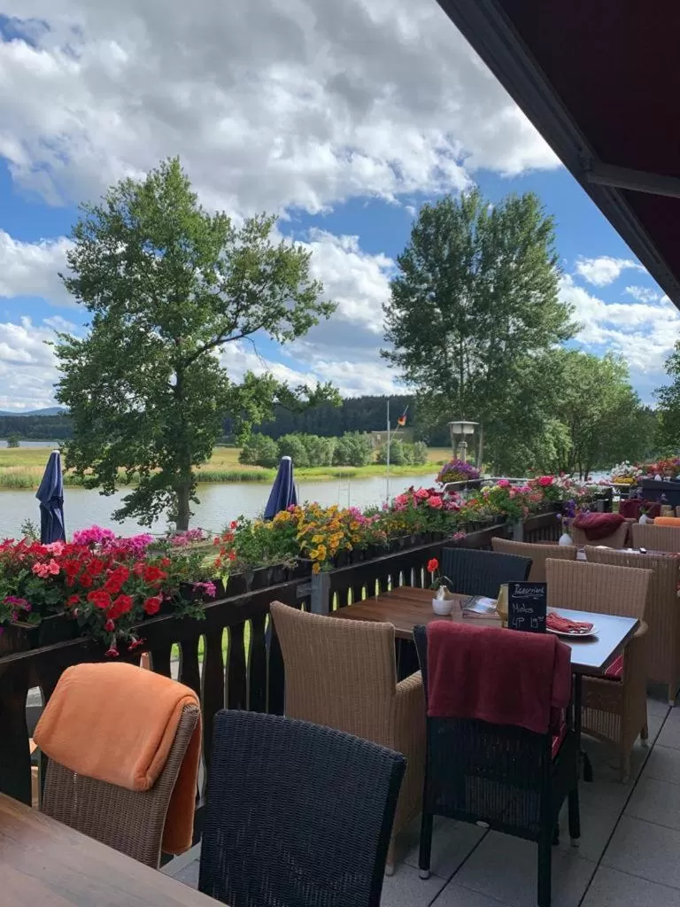 Restaurant/places to eat in Riverdam