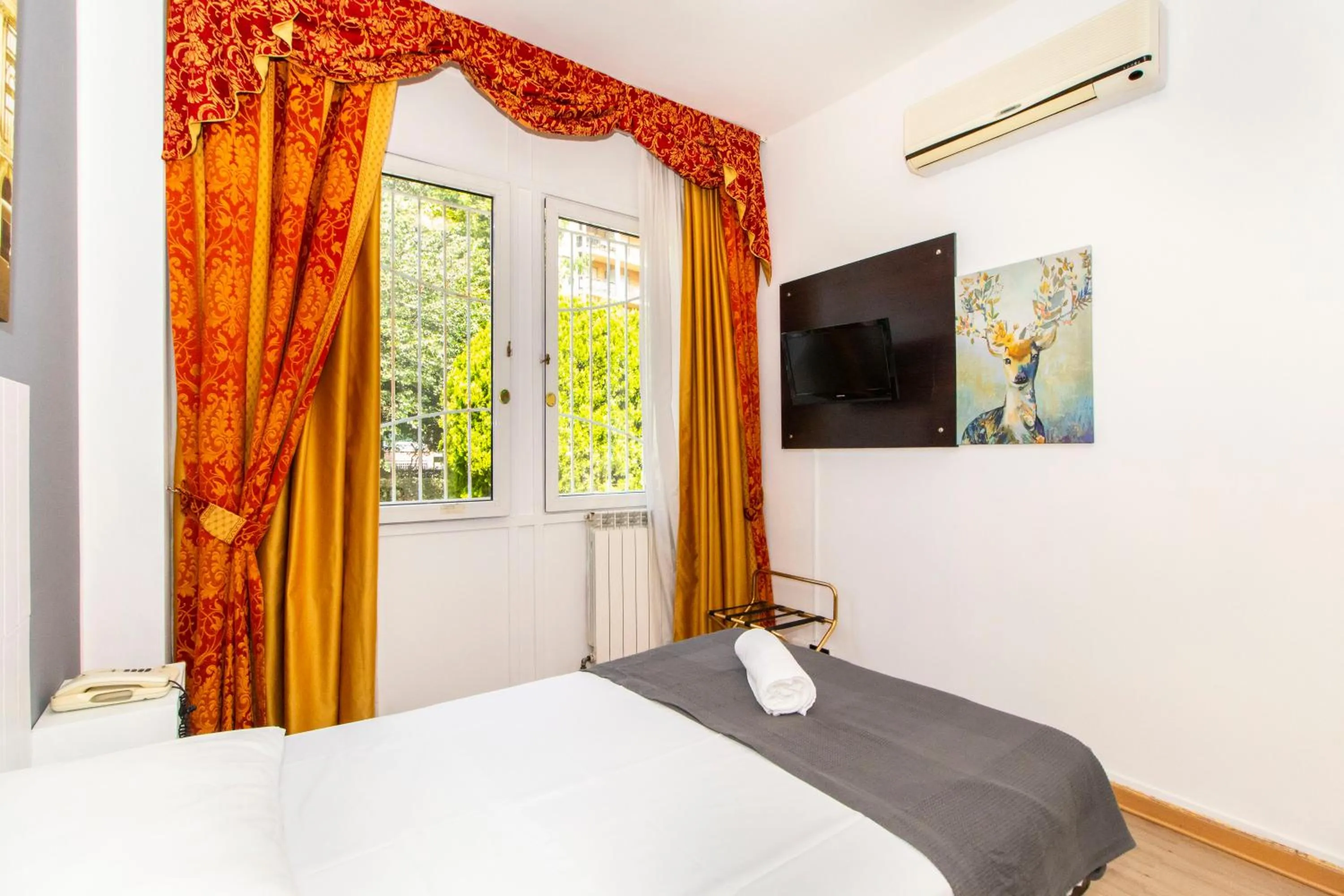 Photo of the whole room, Bed in Hotel Cristallo Torino