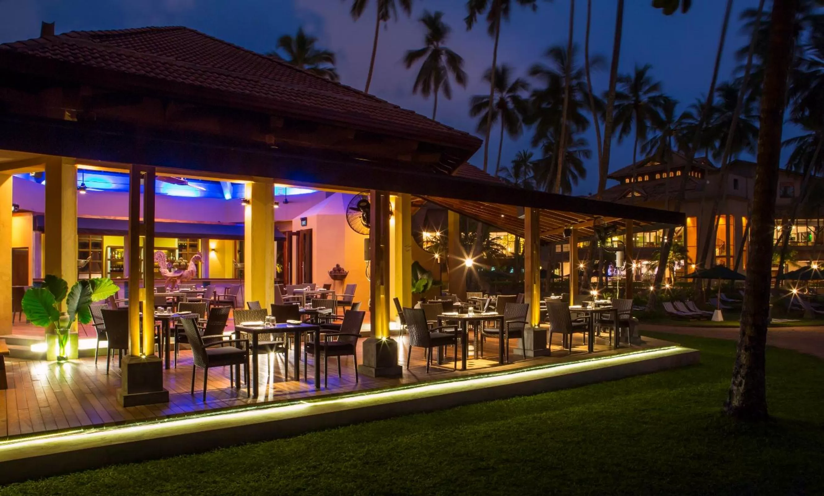 Restaurant/places to eat in Royal Palms Beach Hotel