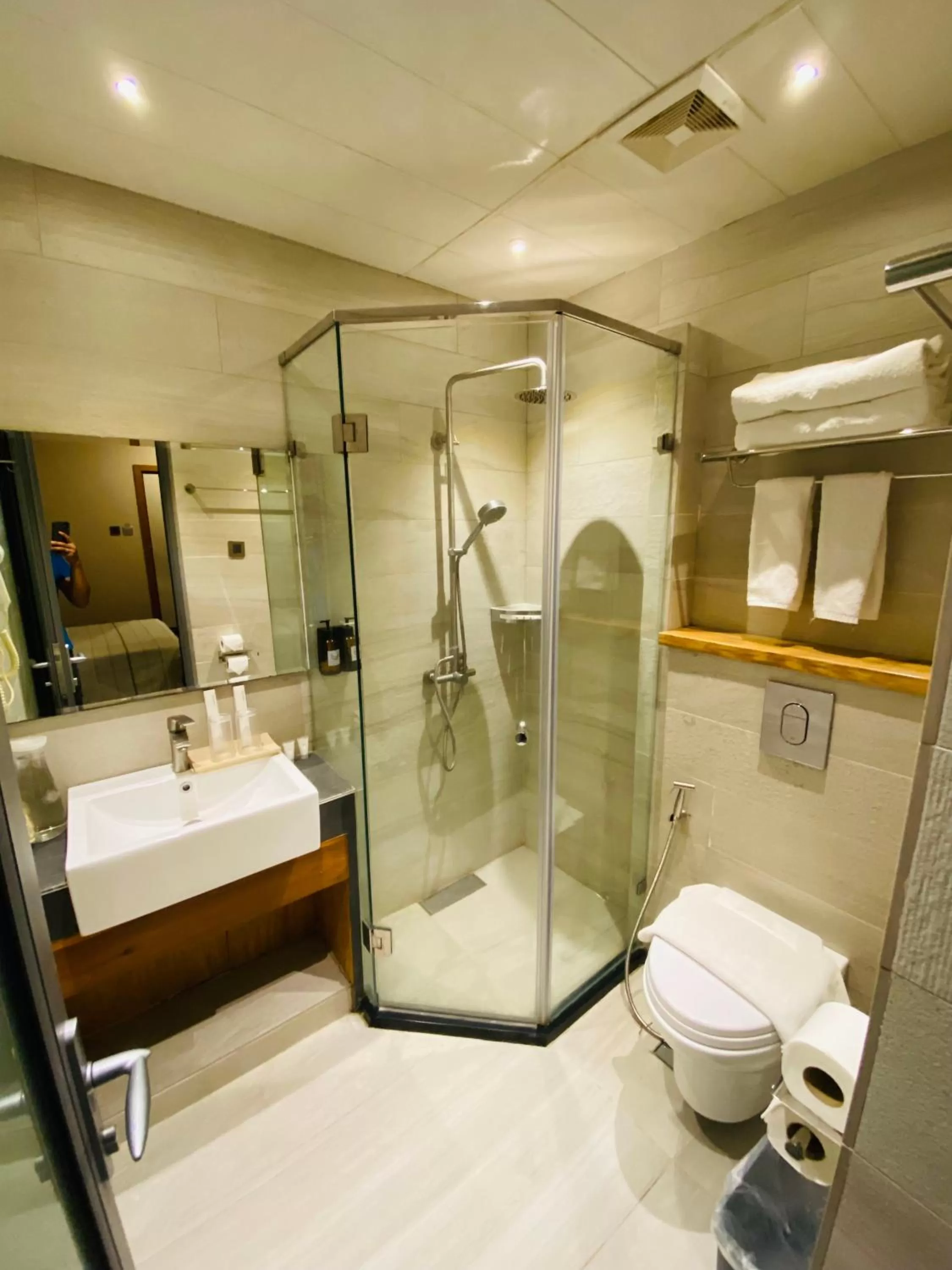 Shower in Cuna Hotel