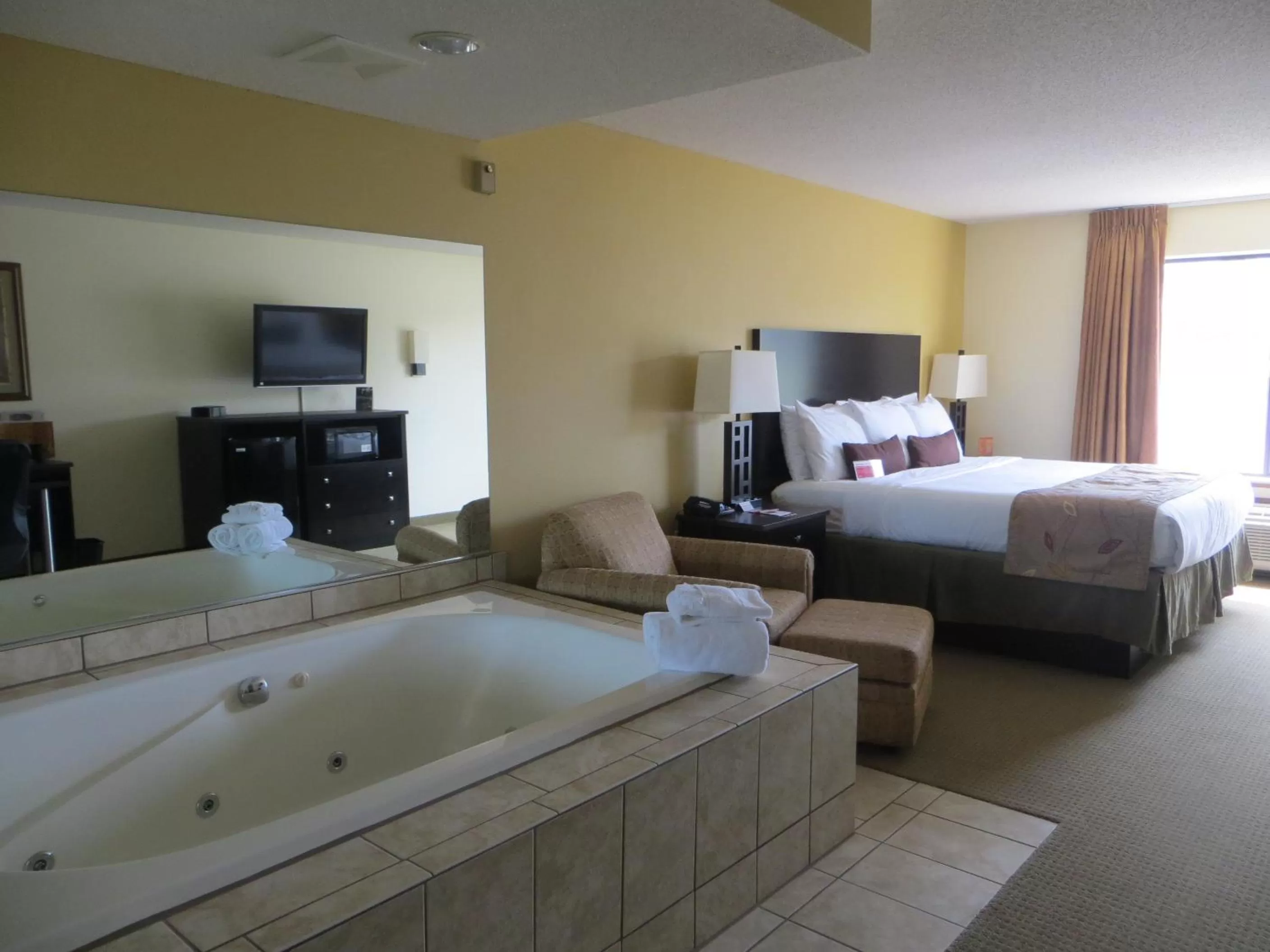 Bedroom, Bed in Ramada by Wyndham Wisconsin Dells I-90