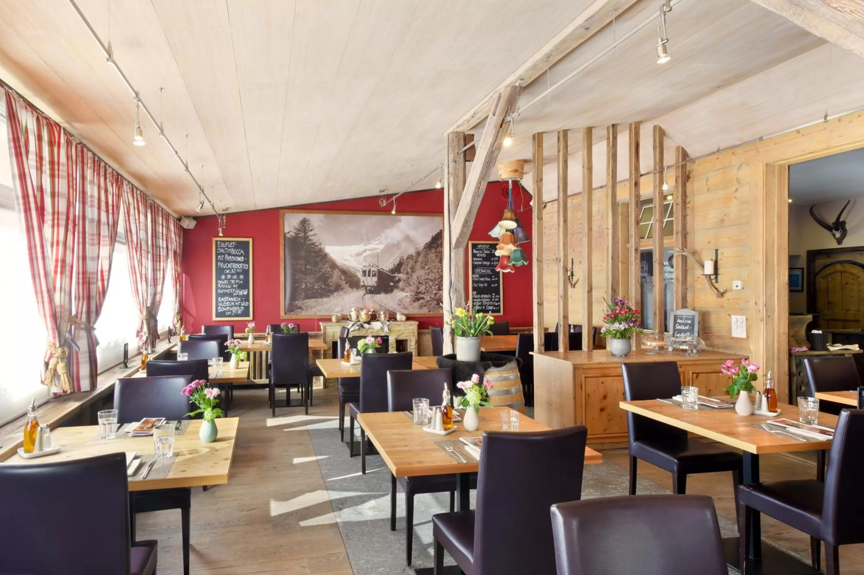 Restaurant/places to eat in Hotel Station